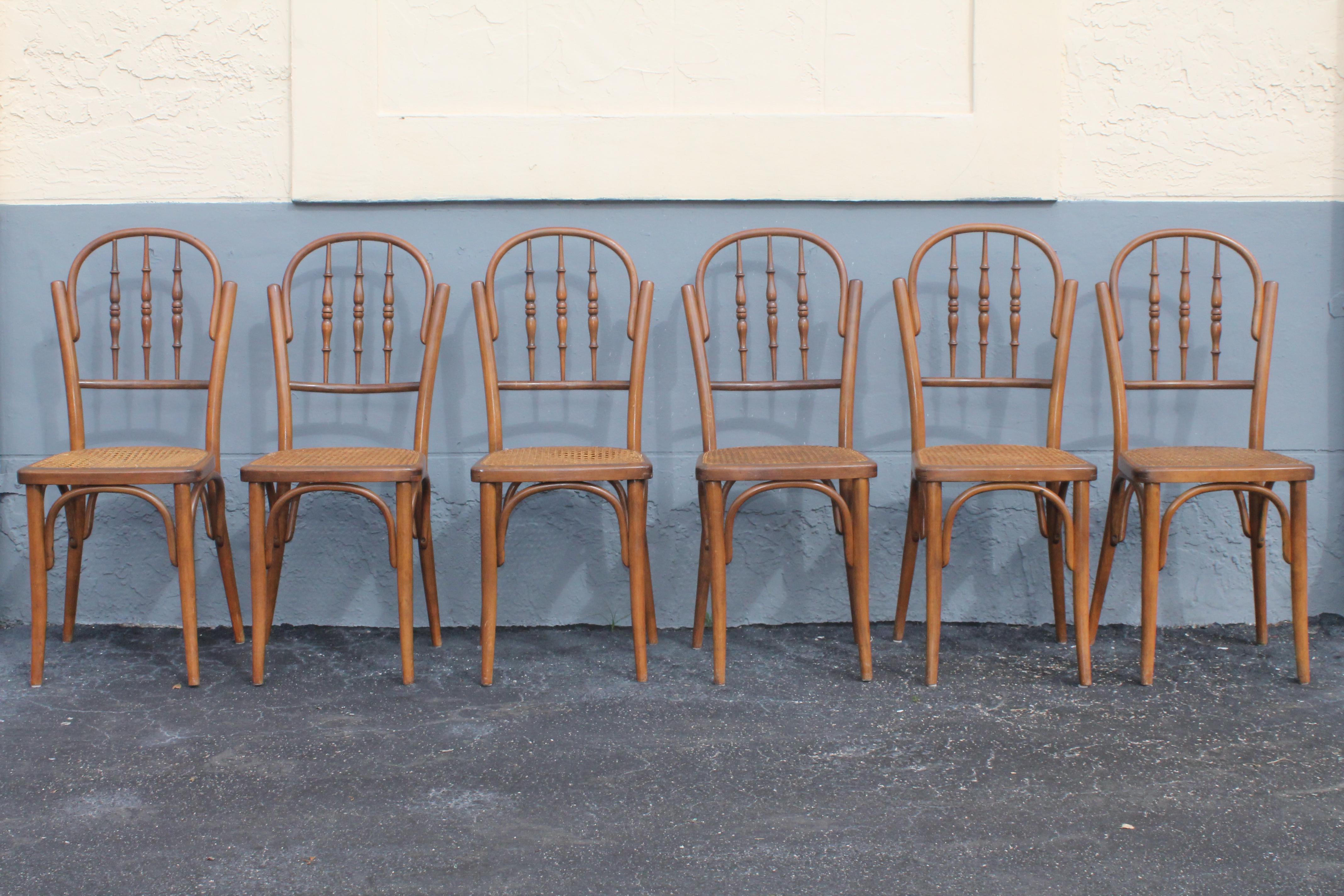 Provincial français c1940 Ensemble de 6 chaises de salle à manger cannées de style campagnard français en vente