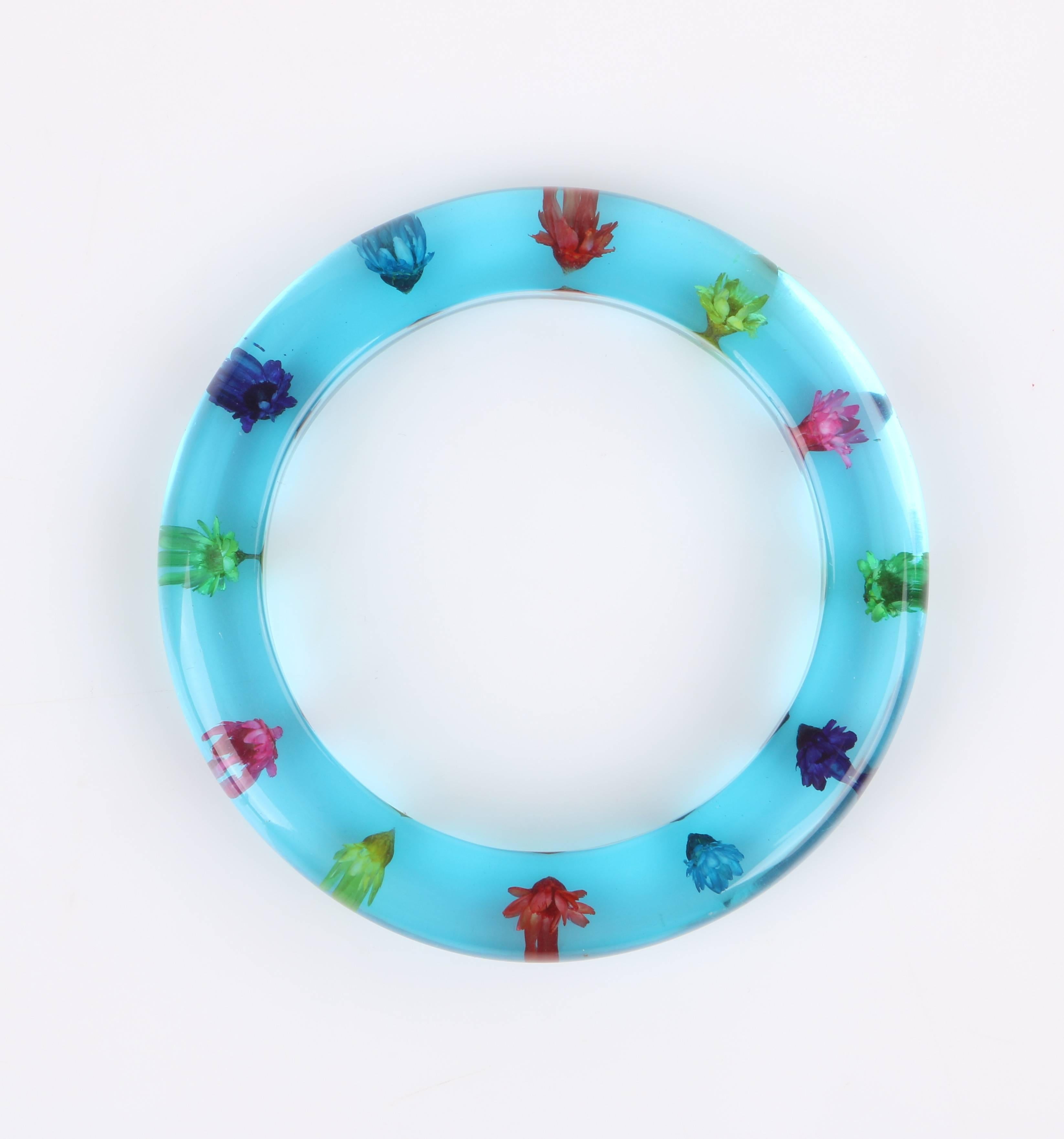 c.1940's Teal Blue Translucent Lucite Multicolor Flower Embedded Bangle Bracelet In Excellent Condition In Thiensville, WI