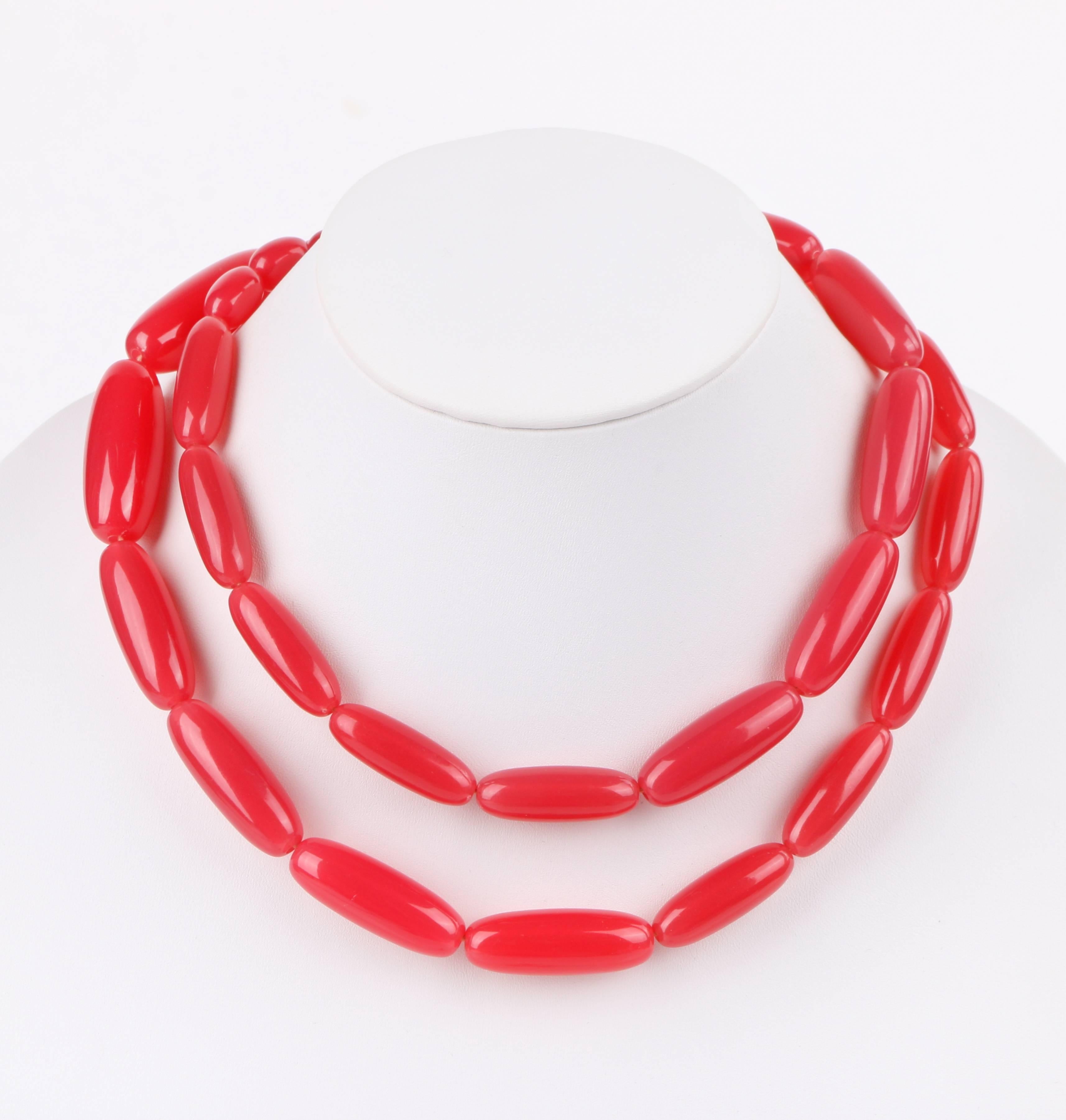 Collana lunga in lucite con perline rosa anguria del 1940 ca. In condizioni ottime in vendita a Thiensville, WI