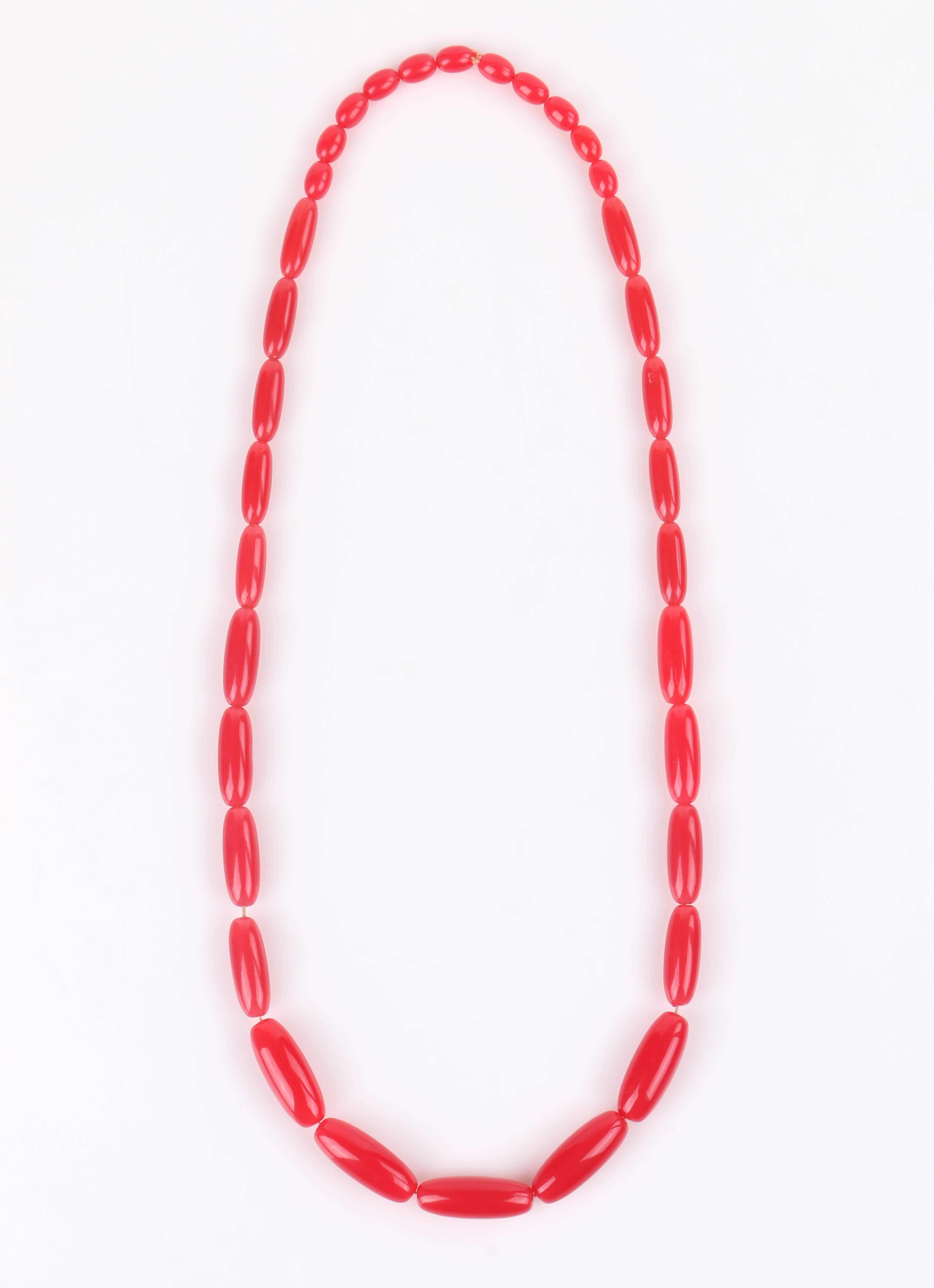 Donna Collana lunga in lucite con perline rosa anguria del 1940 ca. in vendita