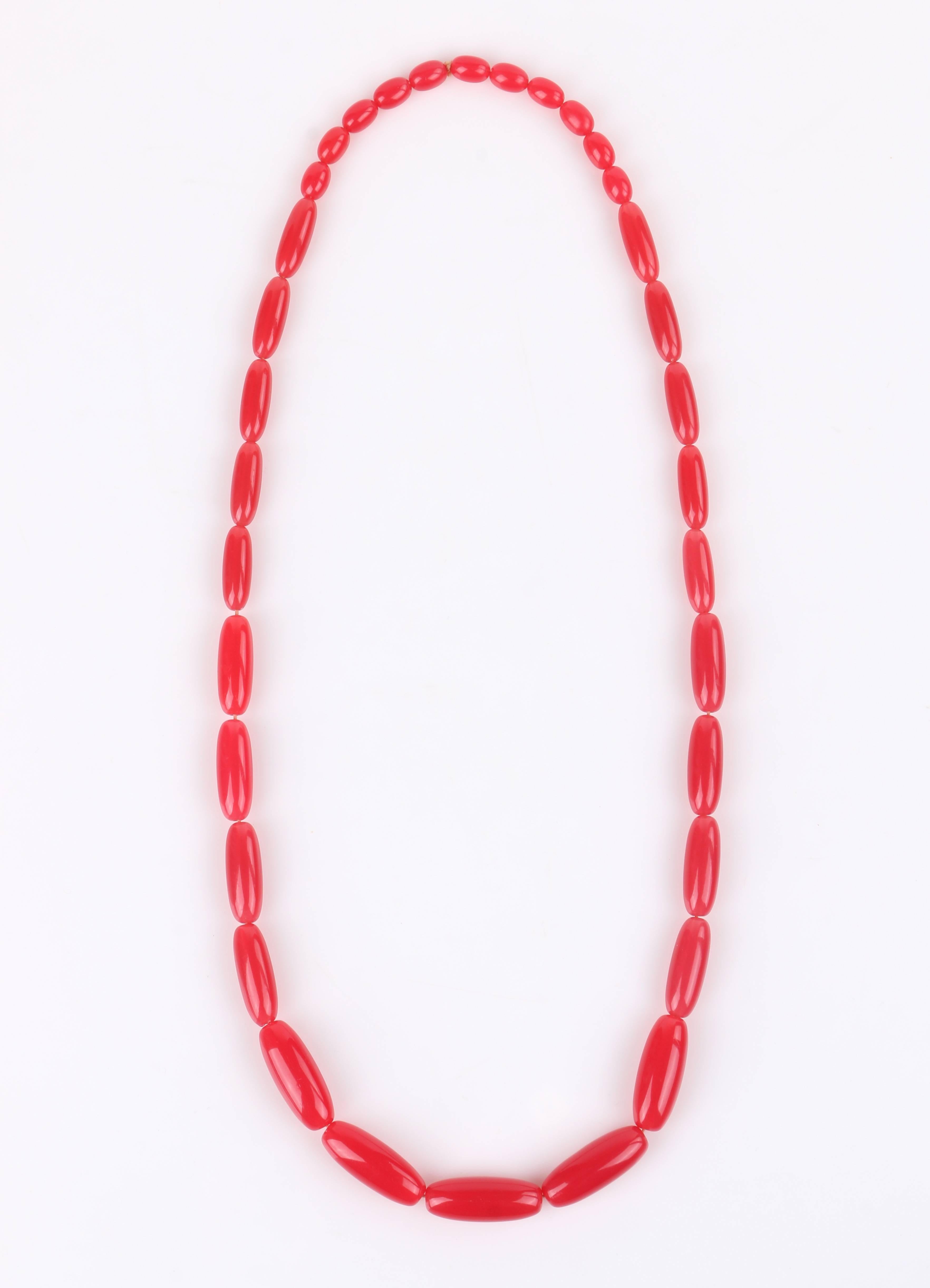 Collana lunga in lucite con perline rosa anguria del 1940 ca. in vendita 1