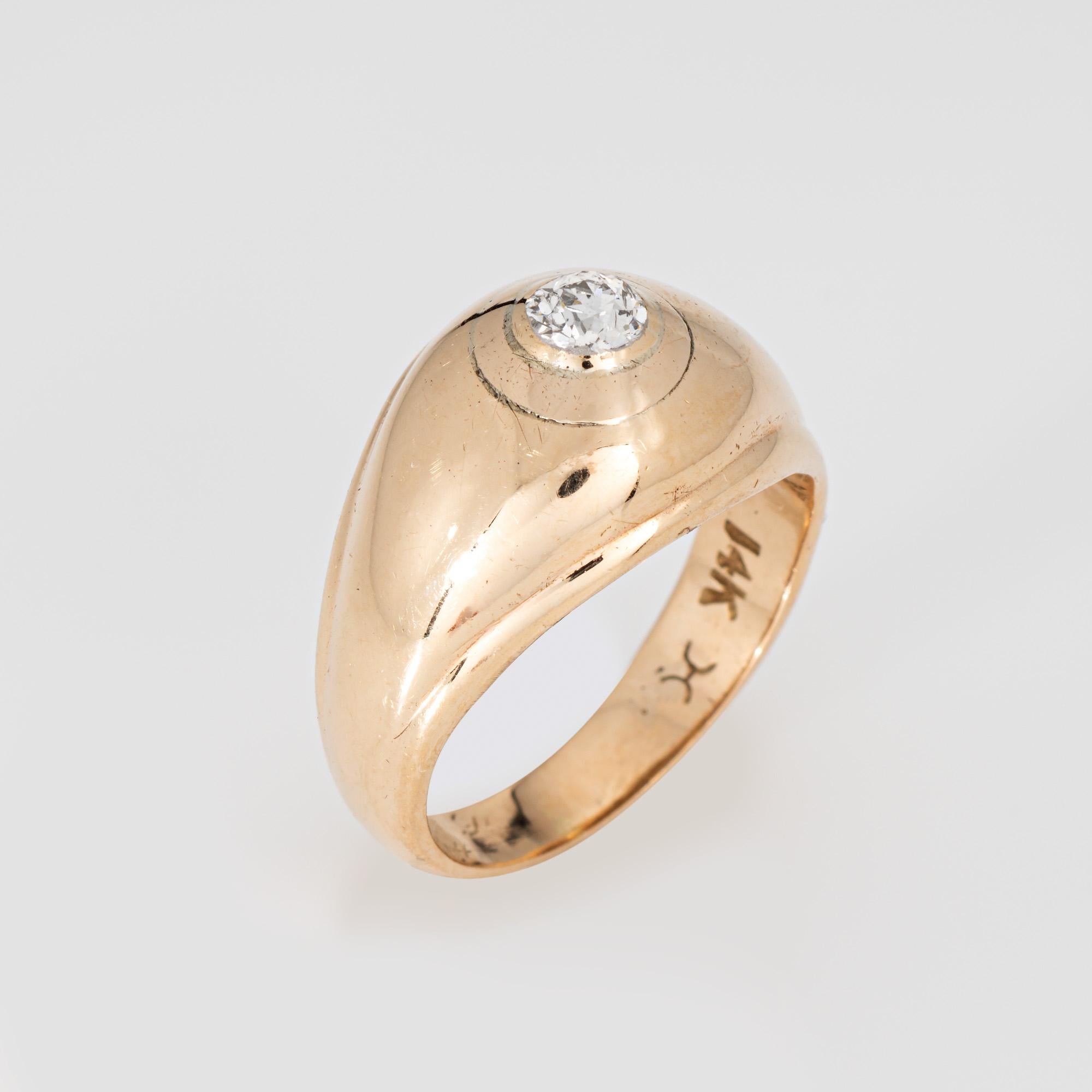 Elegante anello con diamante vintage in oro giallo 14 carati (circa 1944). 

Un diamante taglio old mine è stimato a 0,25 carati (colore I-J e purezza SI2-I1). 

Dal design semplice ed elegante, l'anello è perfetto indossato da solo o impilato.