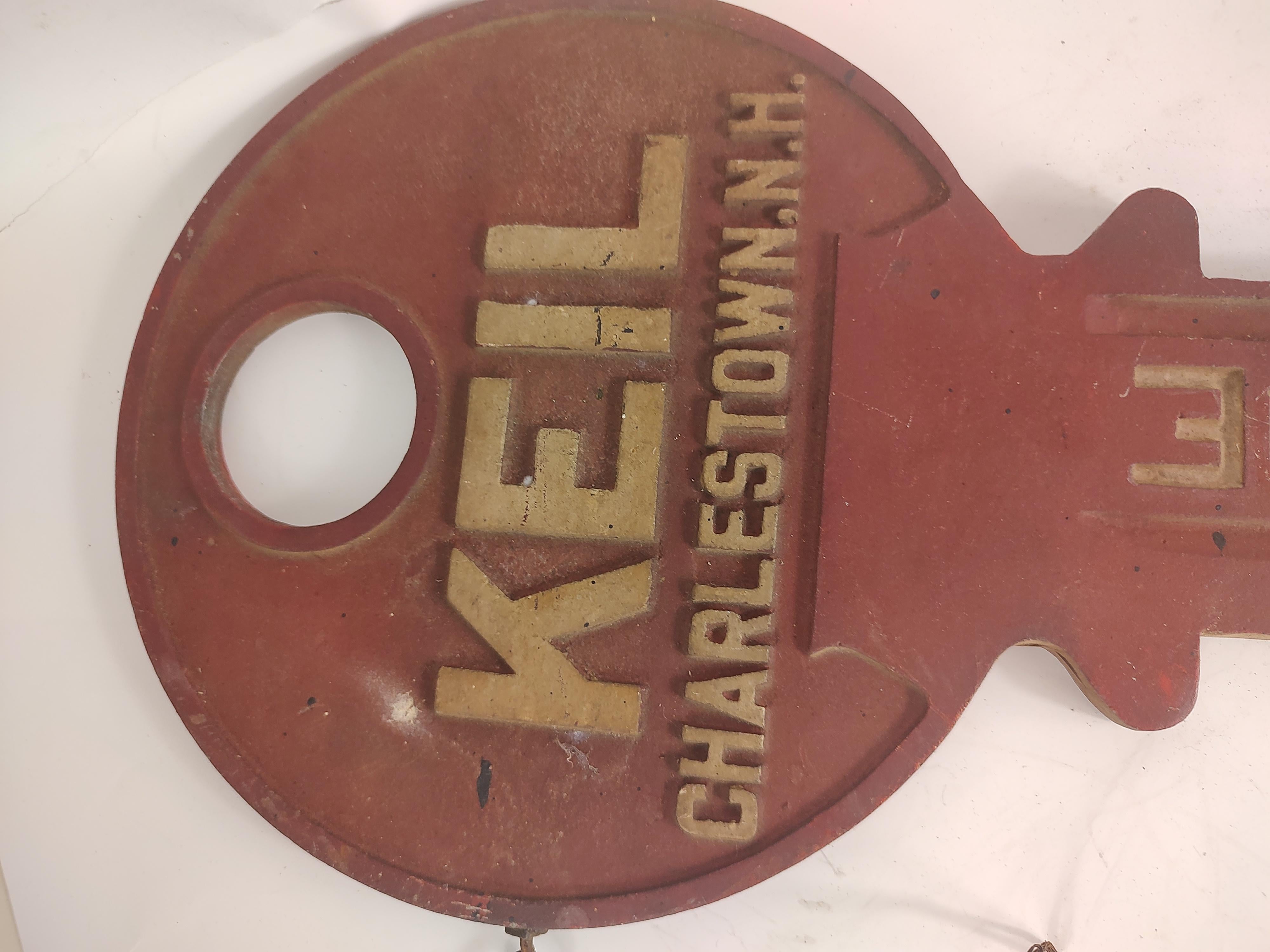 C1945 Handelschild aus Aluminiumguss in Form eines Schlüssels KEIL Charlestown N.H. Schlüssel gemacht (amerikanisch) im Angebot