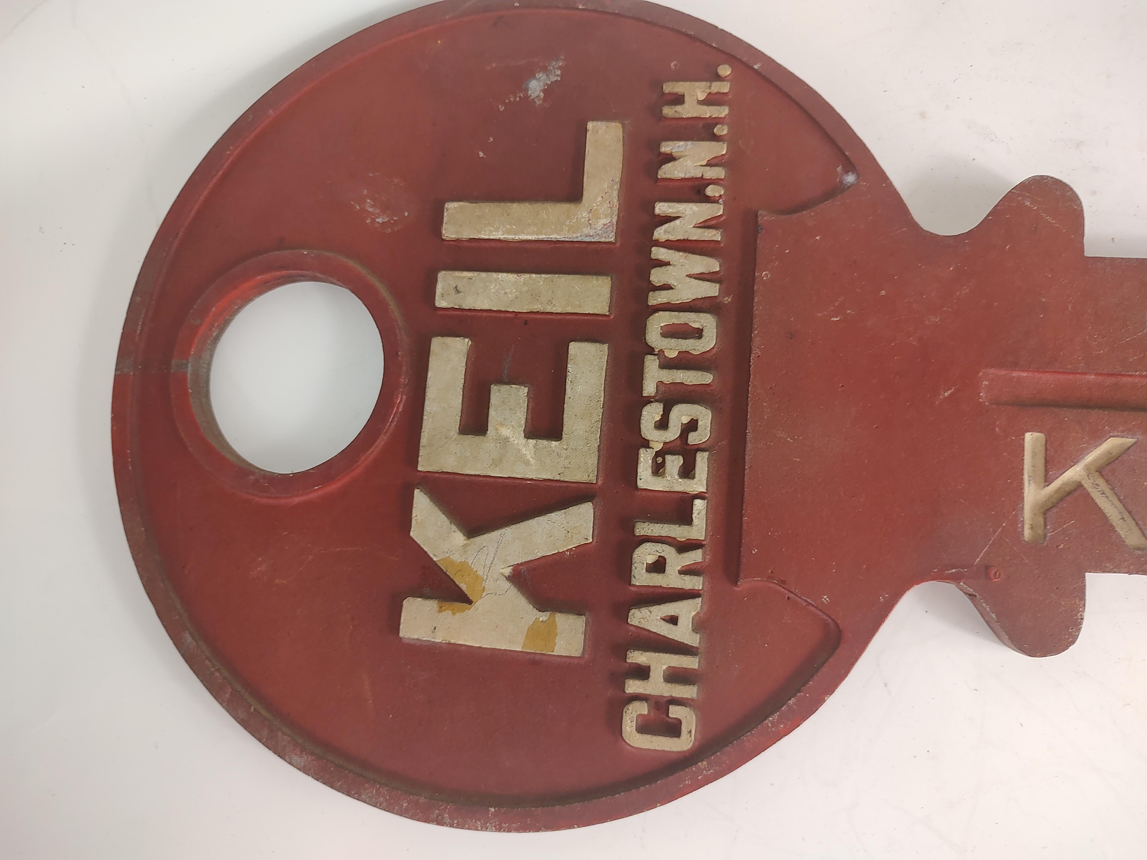 Milieu du XXe siècle Encadrement d'enseigne commerciale en aluminium coulé en forme de clé KEIL Charlestown N.H. de 1945 Clés fabriquées en vente