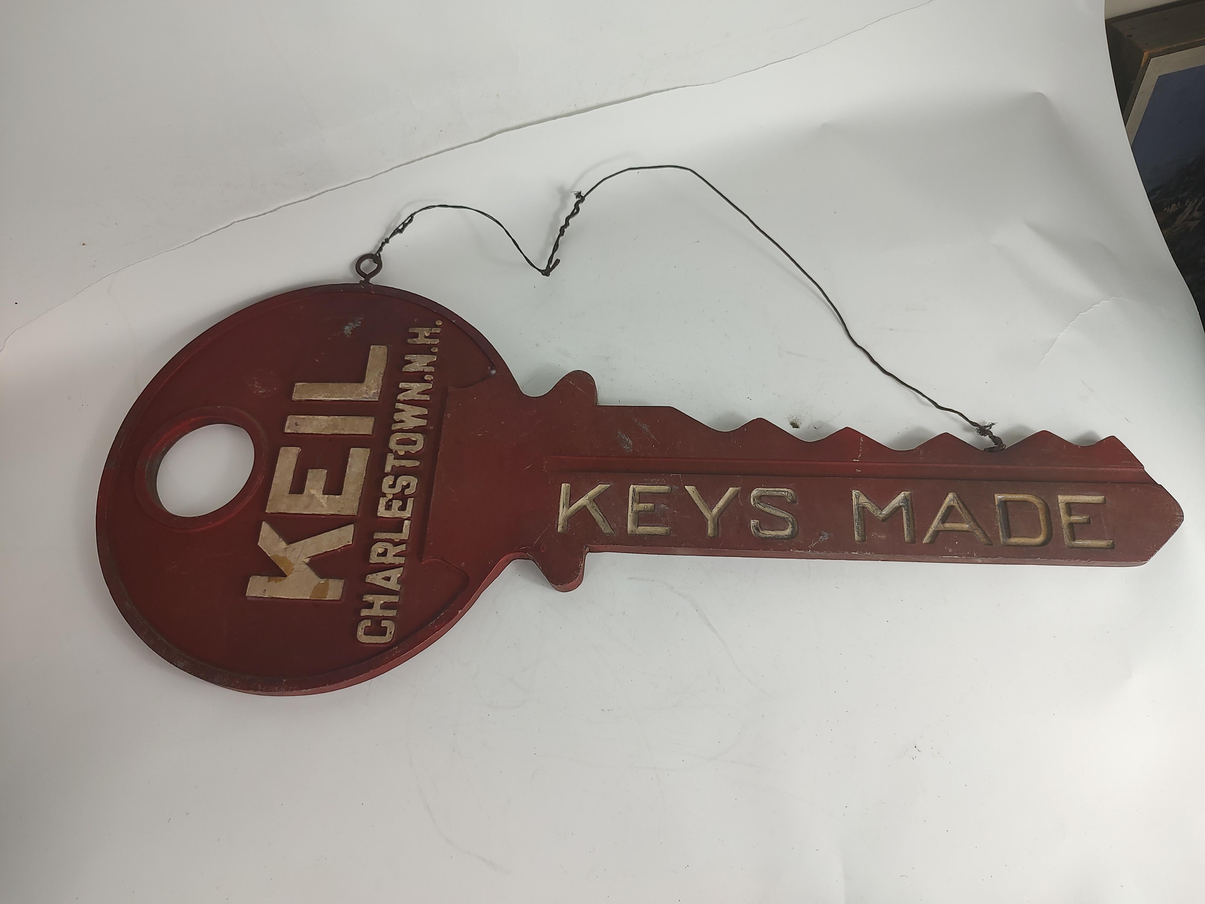 C1945 Handelschild aus Aluminiumguss in Form eines Schlüssels KEIL Charlestown N.H. Schlüssel gemacht im Angebot 1