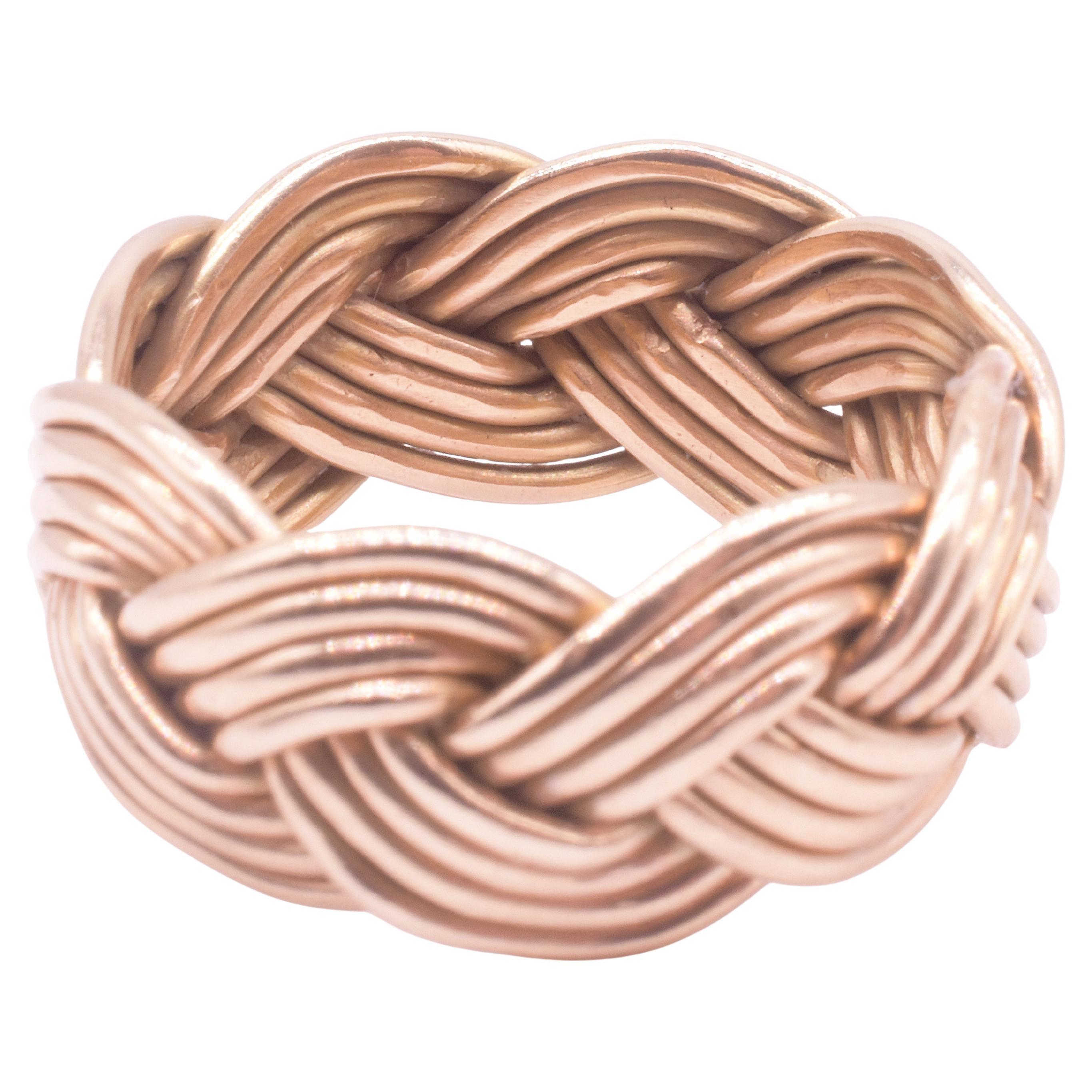 Anillo de banda cuádruple Cabeza de Turco náutico tejido a mano en 18K. La Cabeza de Turco es el emblemático nudo marinero envuelto en una trama continua, de modo que el nudo es simétrico en apariencia y se cierra solo. El tejido del nudo turco es