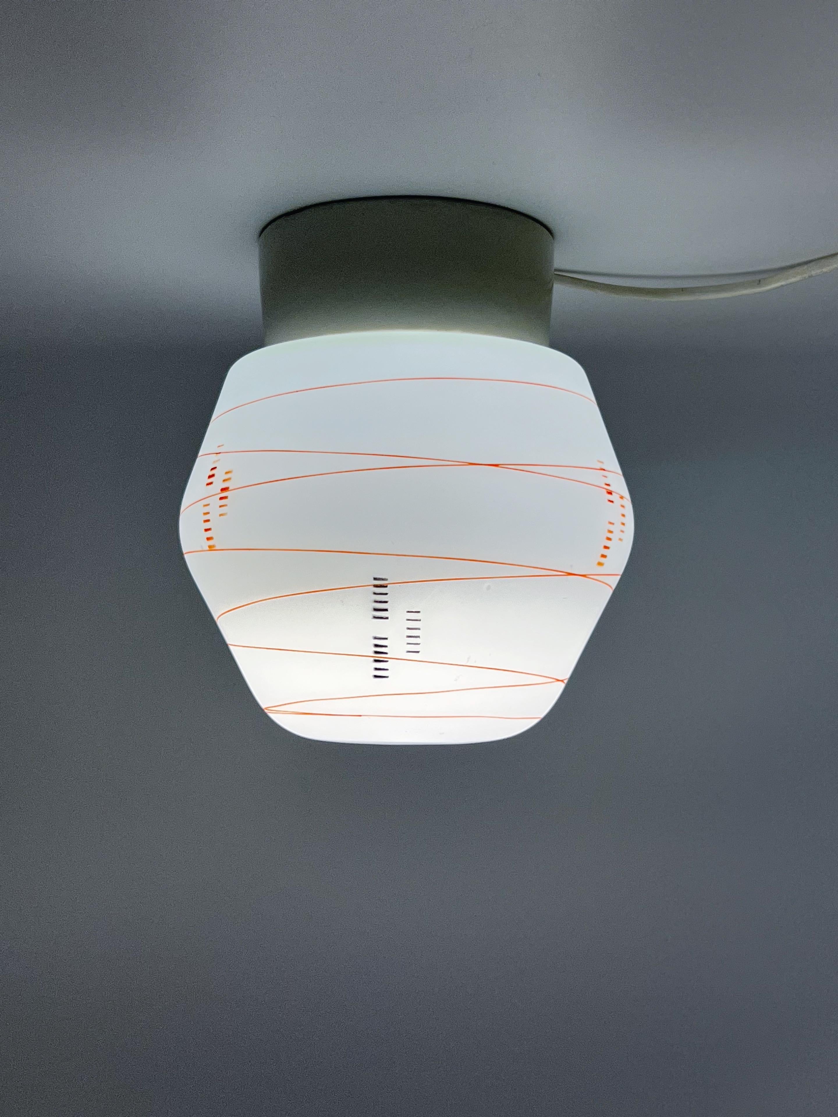 Impresionante lámpara de techo moderna escandinava, ca. 1950/60

Eleva tu interior con esta exquisita lámpara de techo multicolor, un magnífico testimonio del diseño moderno escandinavo de mediados del siglo XX. La pieza presenta una original