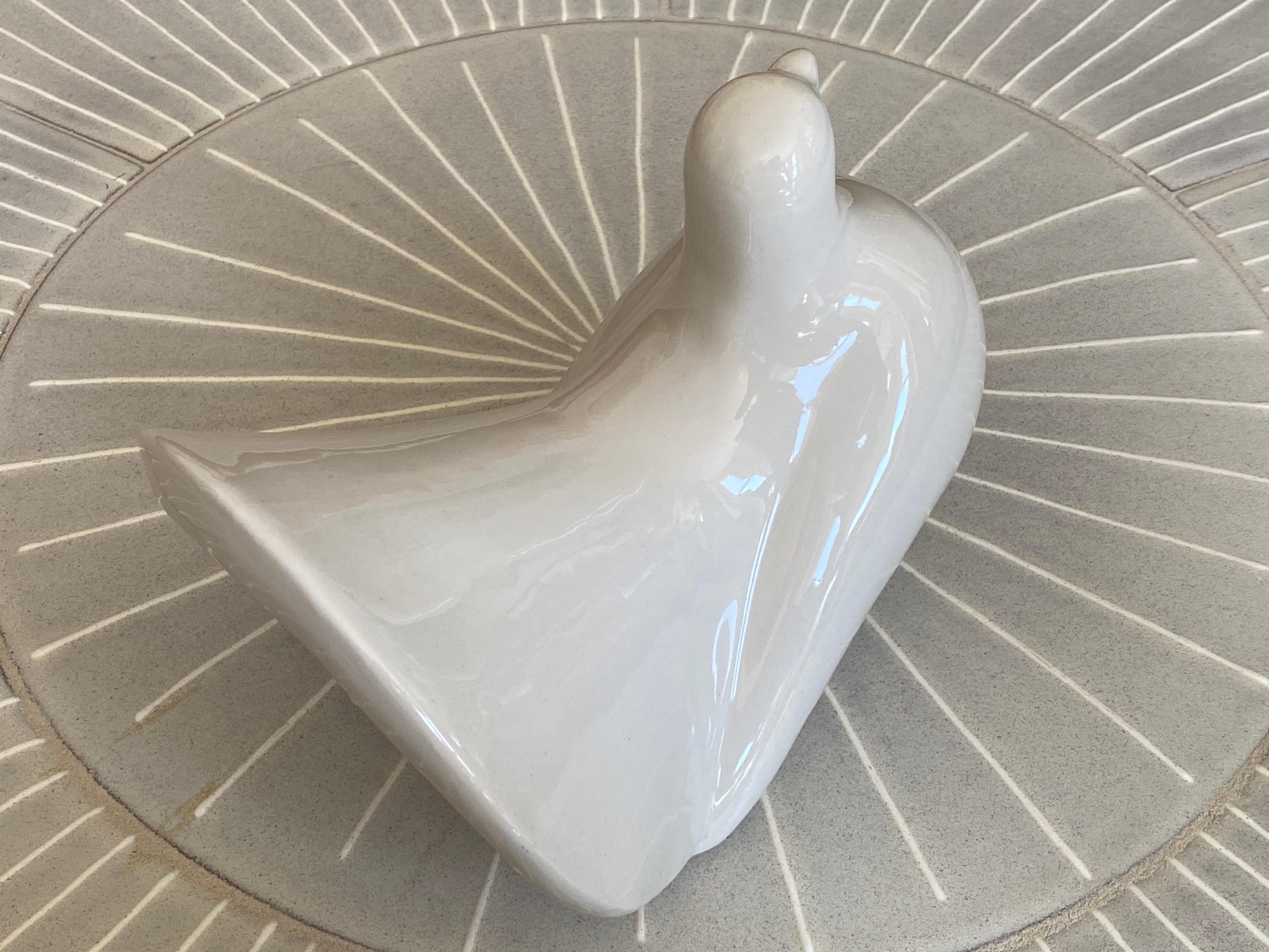 c1950 Art Deco Waylande Gregory Fantail Pigeon Ceramic Pottery Sculpture In Good Condition For Sale In Southampton, NJ