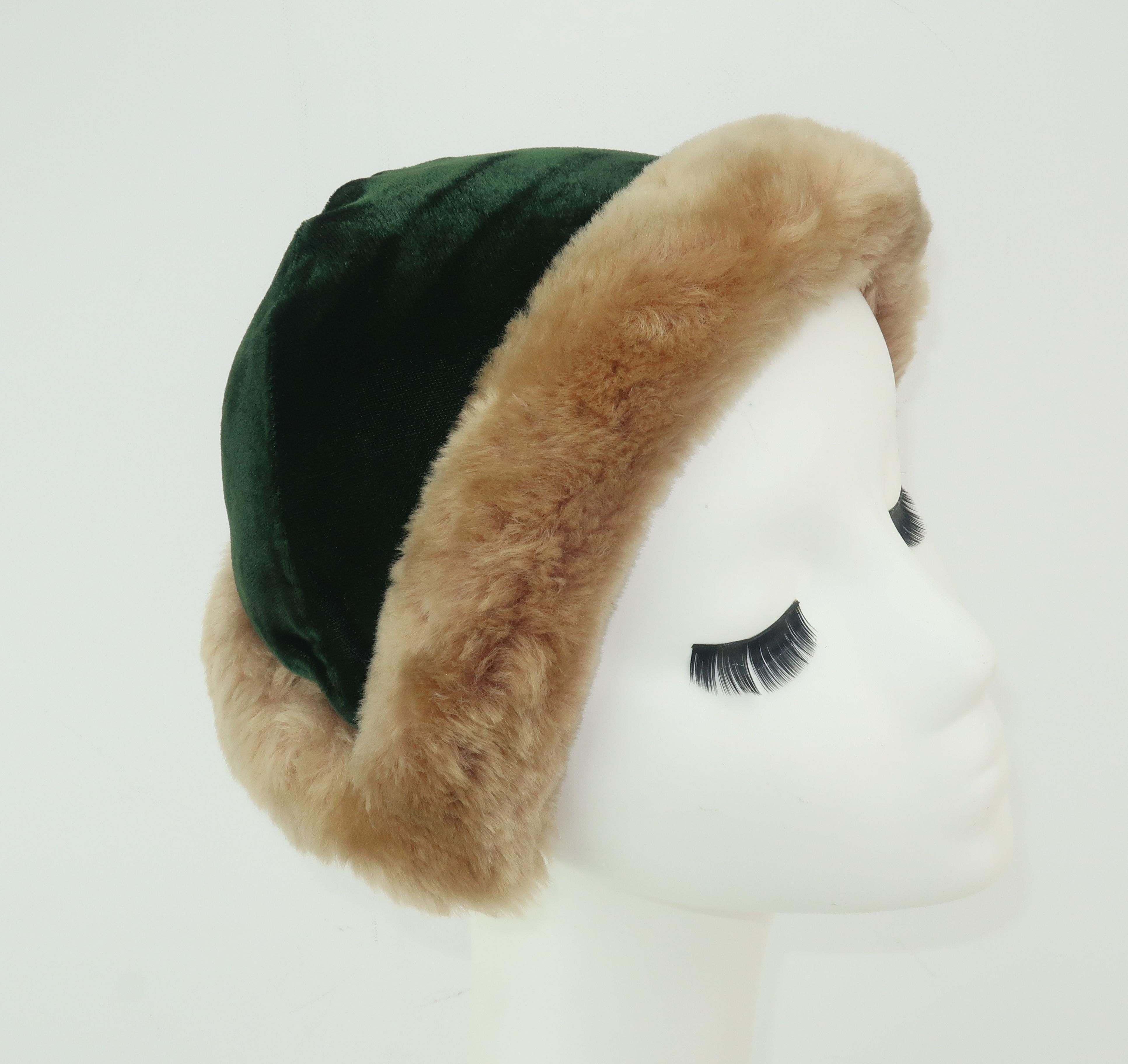 C.1950 Green Velvet Hat With Mouton Trim In Good Condition In Atlanta, GA