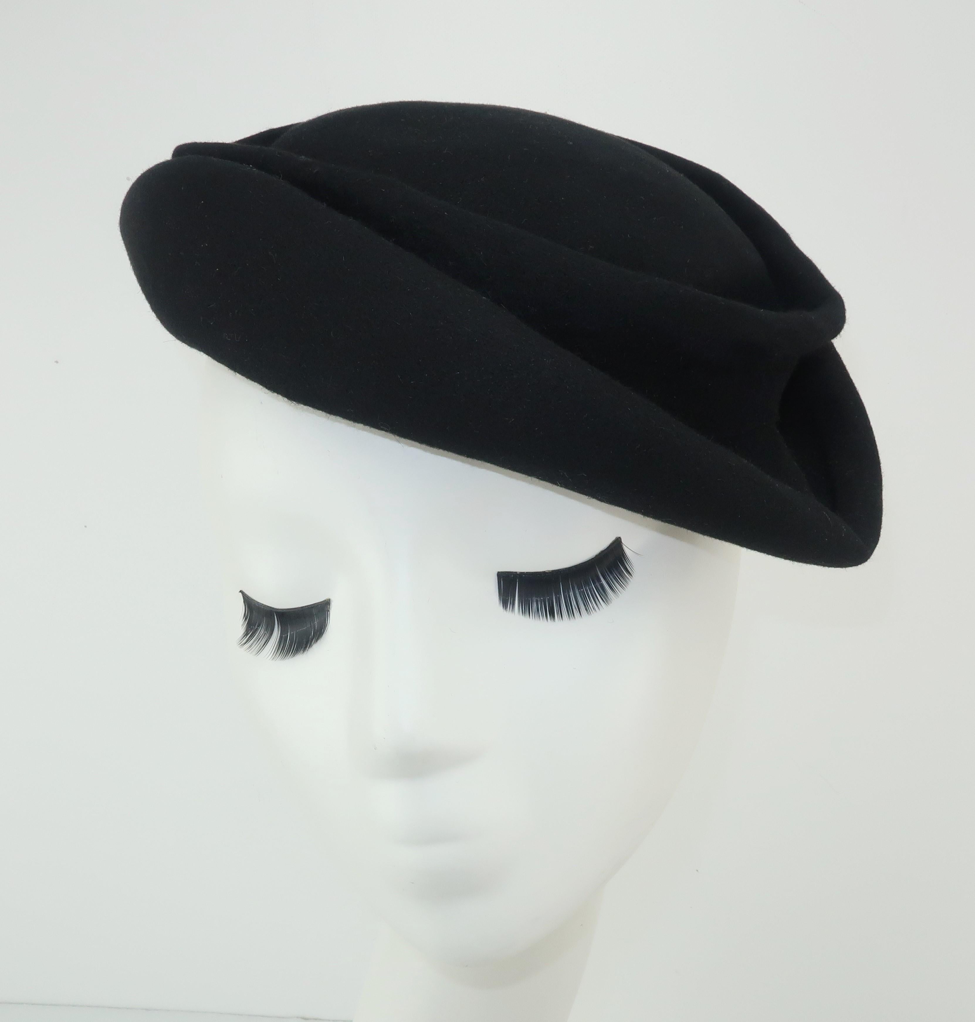 C.1950 I. Magnin Black Wool Felt Tilt Hat In Good Condition In Atlanta, GA