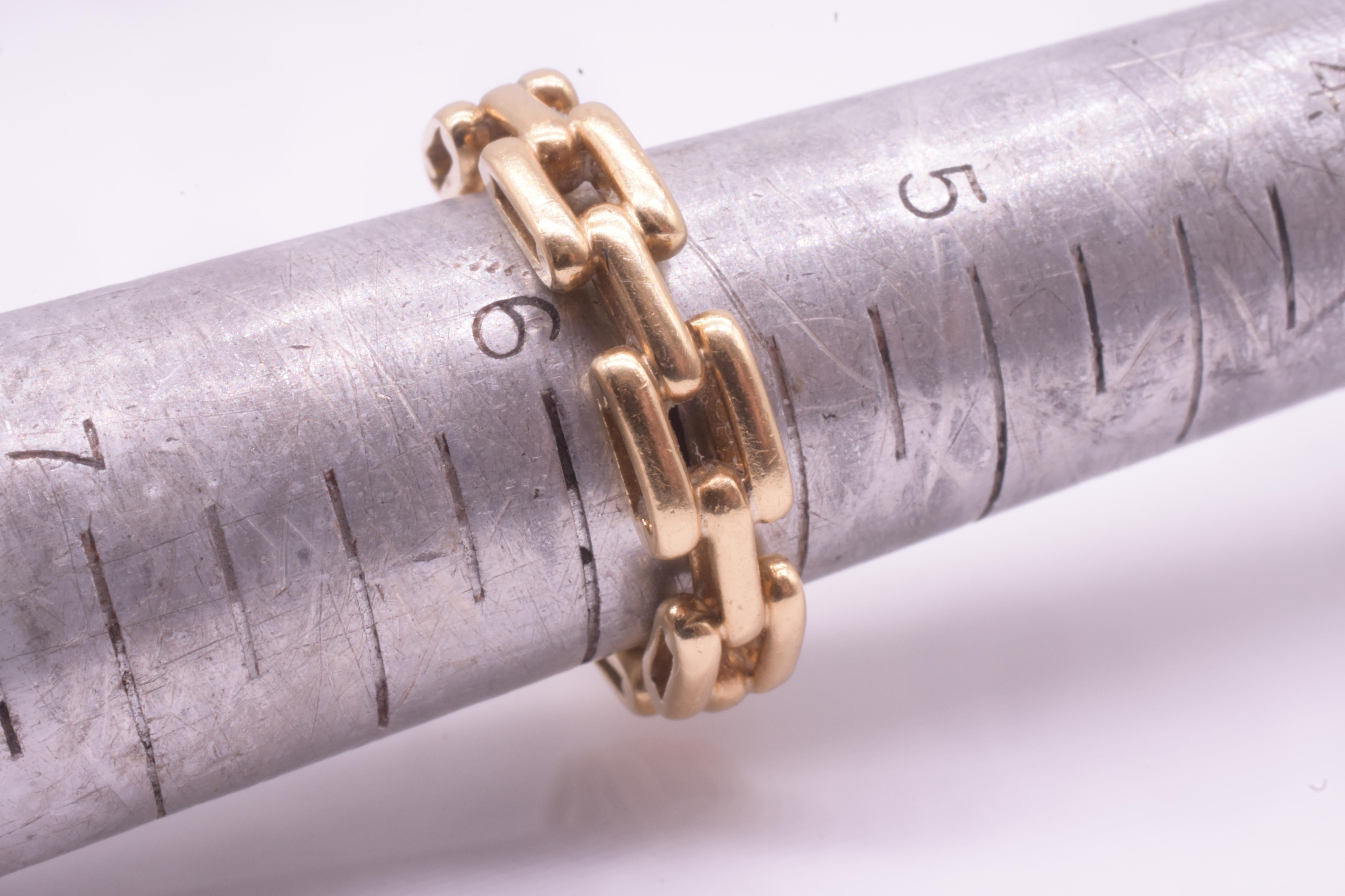 Meraviglioso anello classico a catena rigida in 14K. Le maglie dell'anello sono solide. I link che si intersecano tra loro in questo sito  Sarebbe un meraviglioso regalo di matrimonio o di anniversario speciale, poiché la fascia continua rappresenta