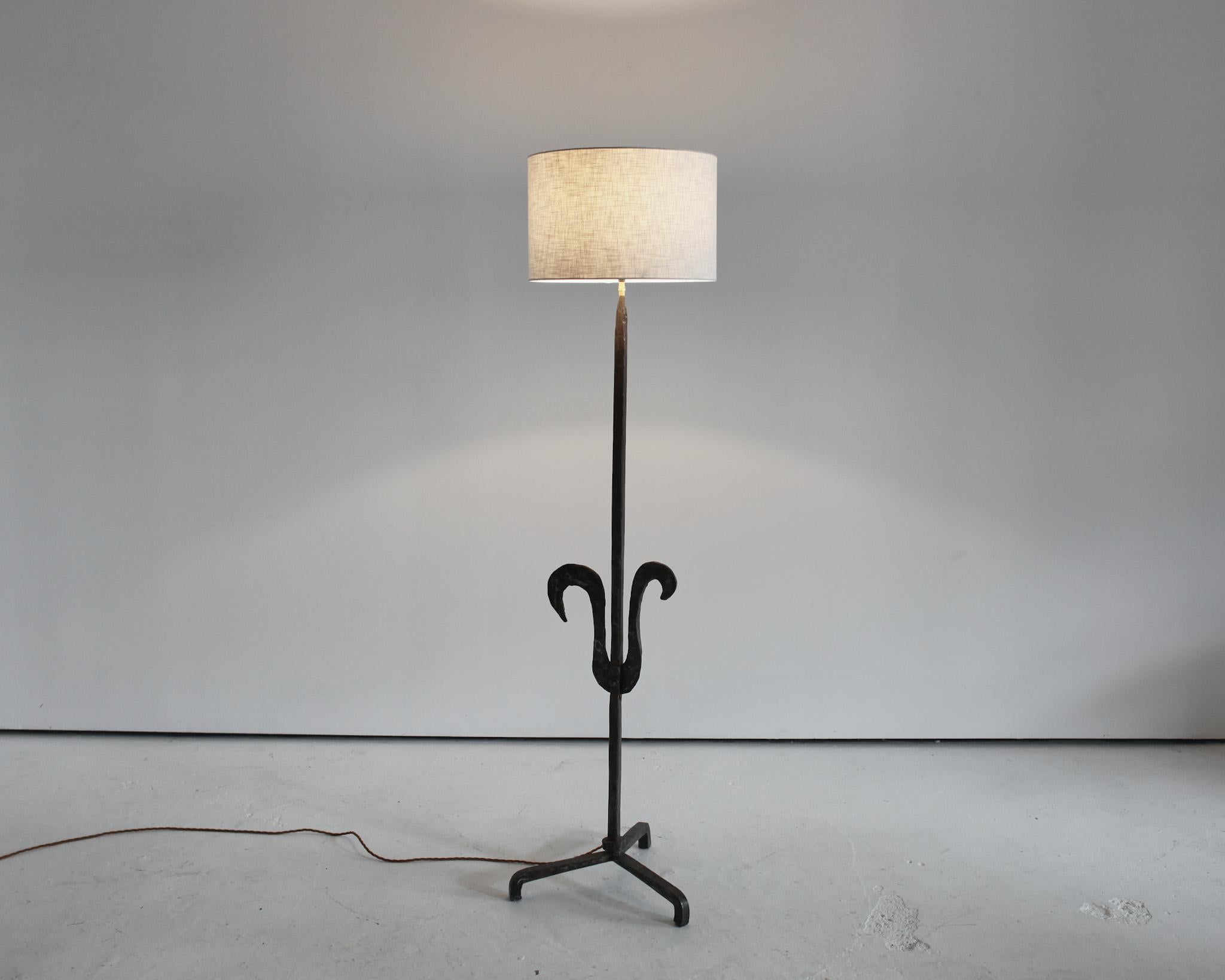 A French textured wrought iron standard lamp.

Very much in the style of Atelier Marrolles featuring hammered rooster design.

Professionally re-wired.

Photographed with off white linen shade.

Shade Measures;
26.5cm H, 40.5cm