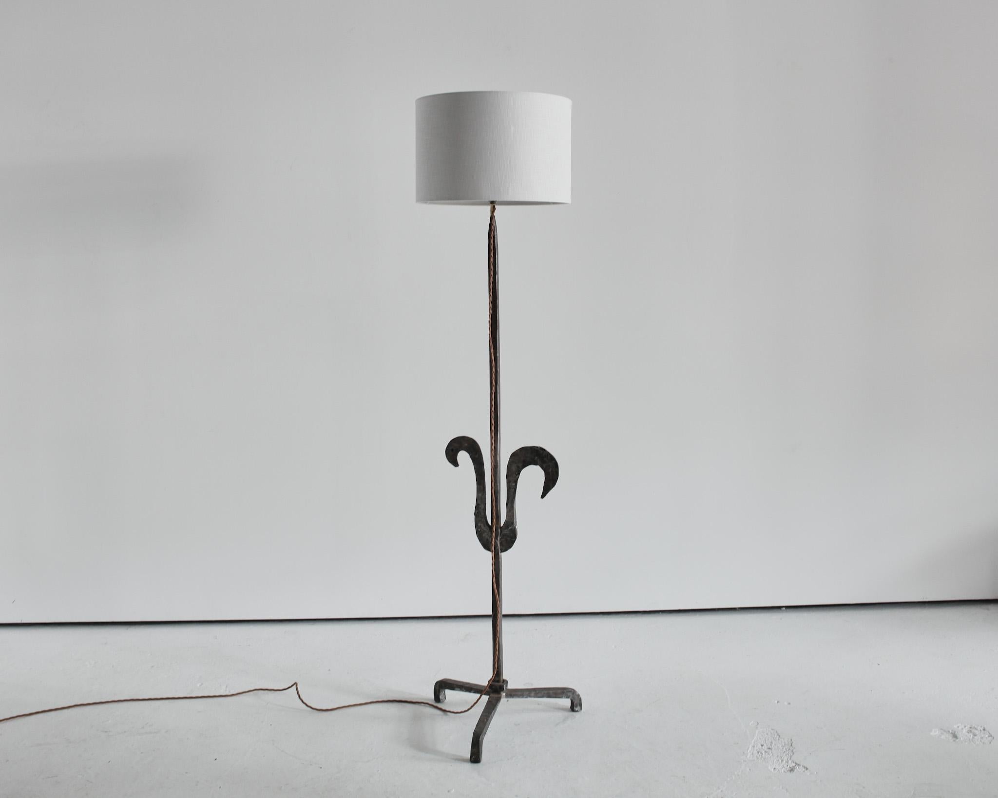 C.1950s French Atelier Marolles/Jean Touret Style Wrought Iron Standard Lamp In Good Condition In London, GB