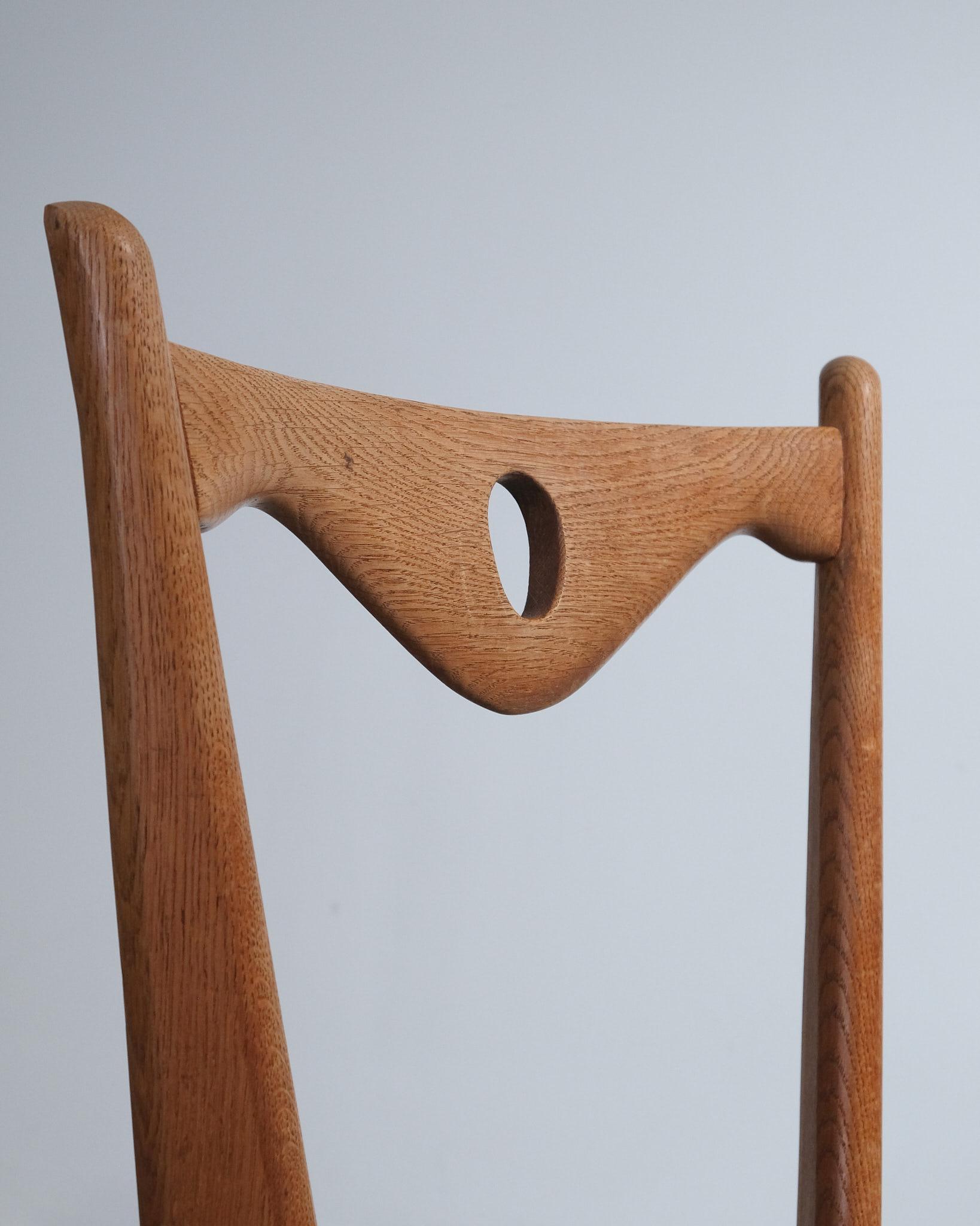 ca. 1950 Guillerme et Chambron Paar Esszimmerstühle mit Tibor-Bezug (Französisch) im Angebot