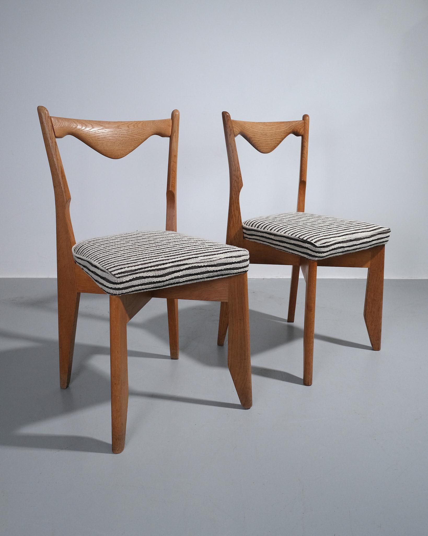 Français C.1950 Guillerme et Chambron Paire de chaises de salle à manger tapissées en Tibor en vente