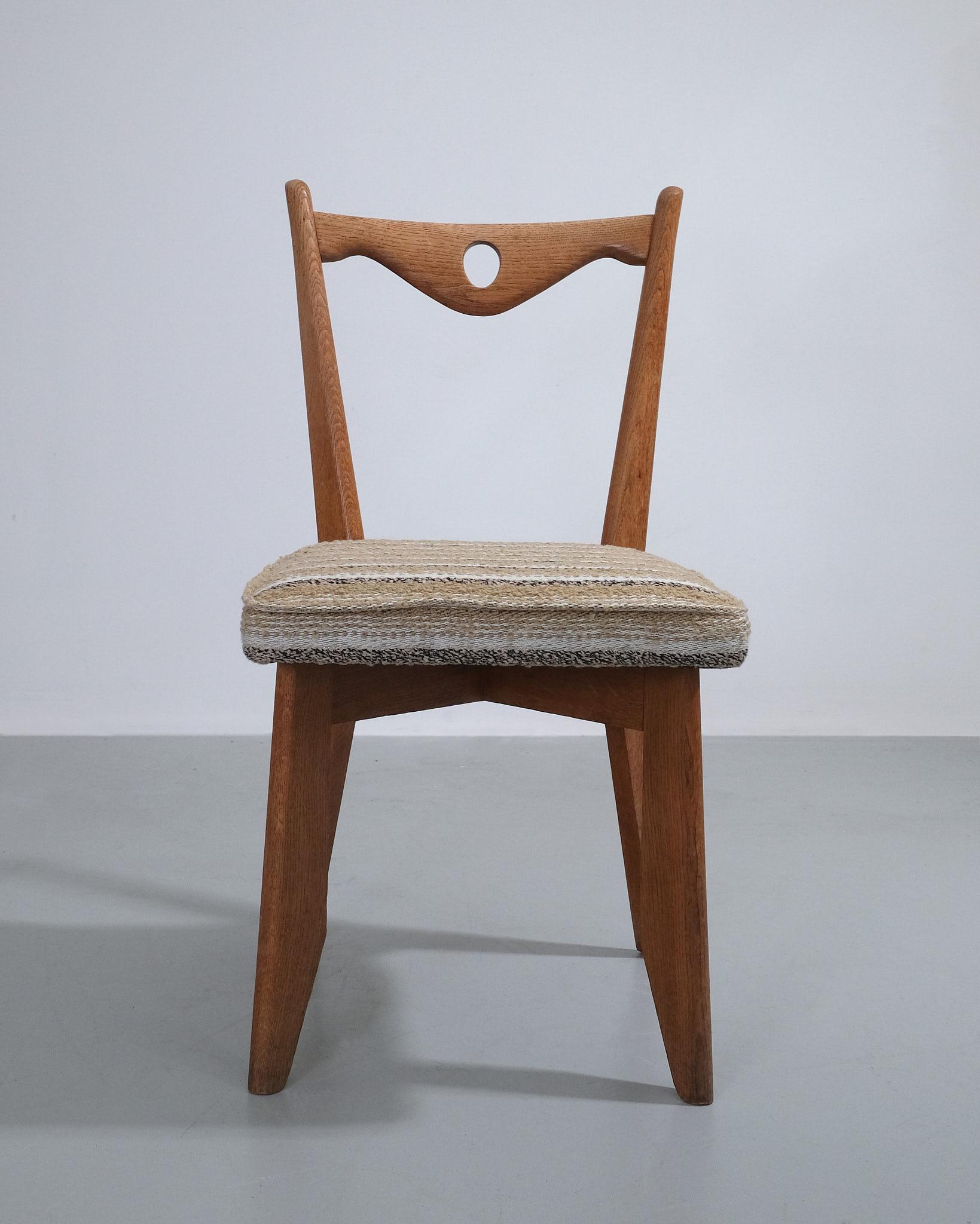 ca. 1950 Guillerme et Chambron Paar Esszimmerstühle mit Tibor-Bezug im Zustand „Hervorragend“ im Angebot in London, GB