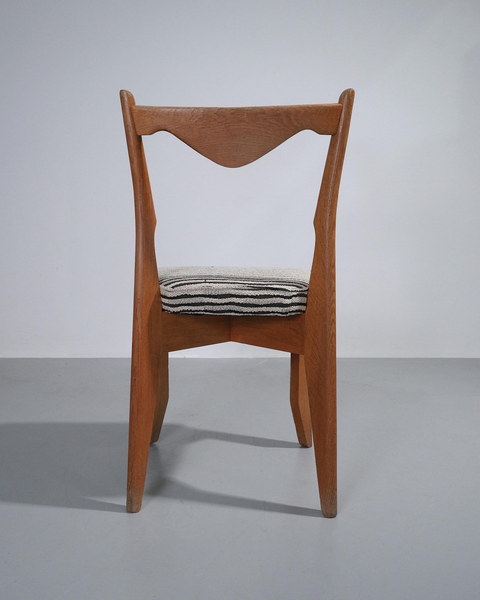 C.1950 Guillerme et Chambron Paire de chaises de salle à manger tapissées en Tibor Bon état - En vente à London, GB