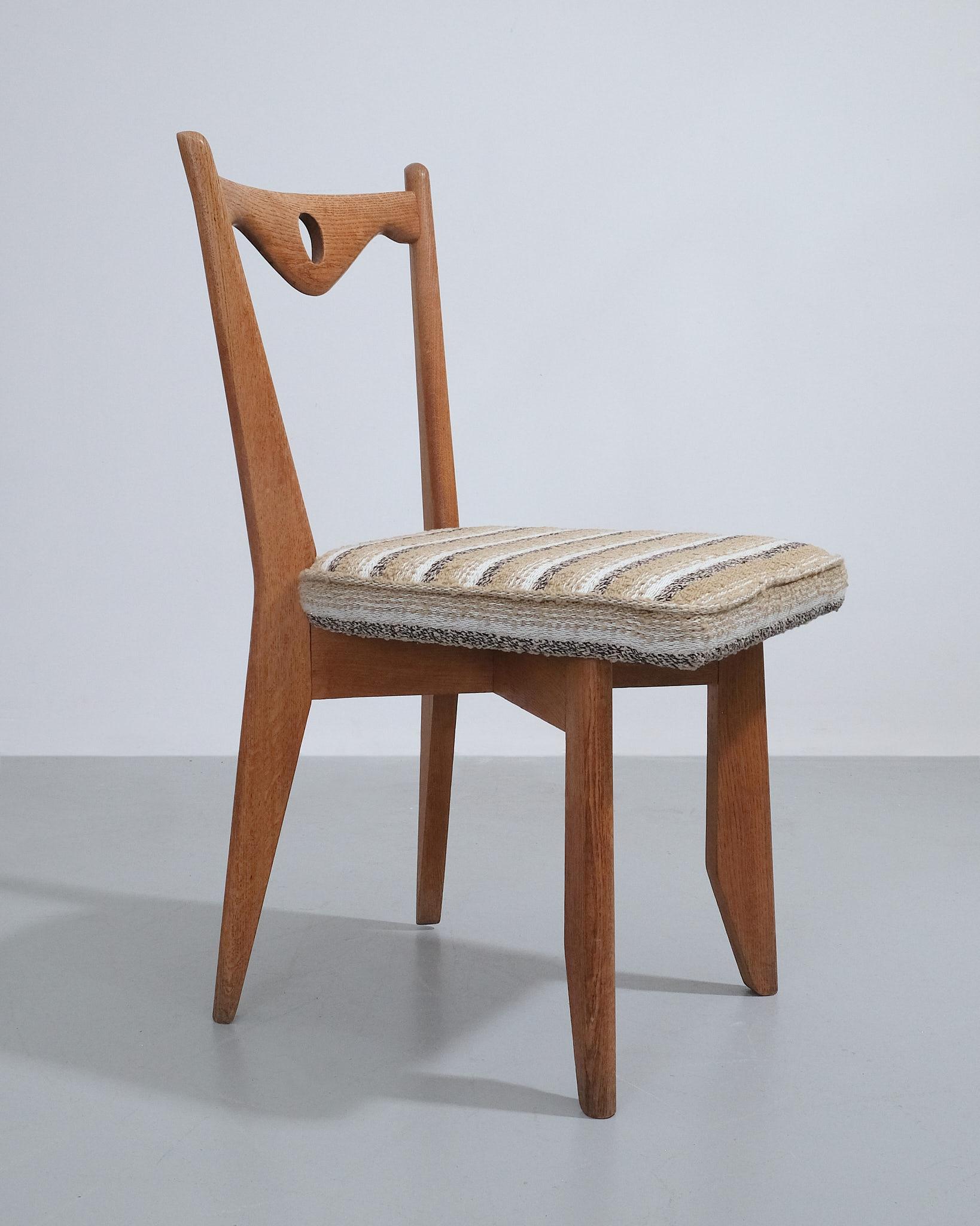 ca. 1950 Guillerme et Chambron Paar Esszimmerstühle mit Tibor-Bezug (Mitte des 20. Jahrhunderts) im Angebot