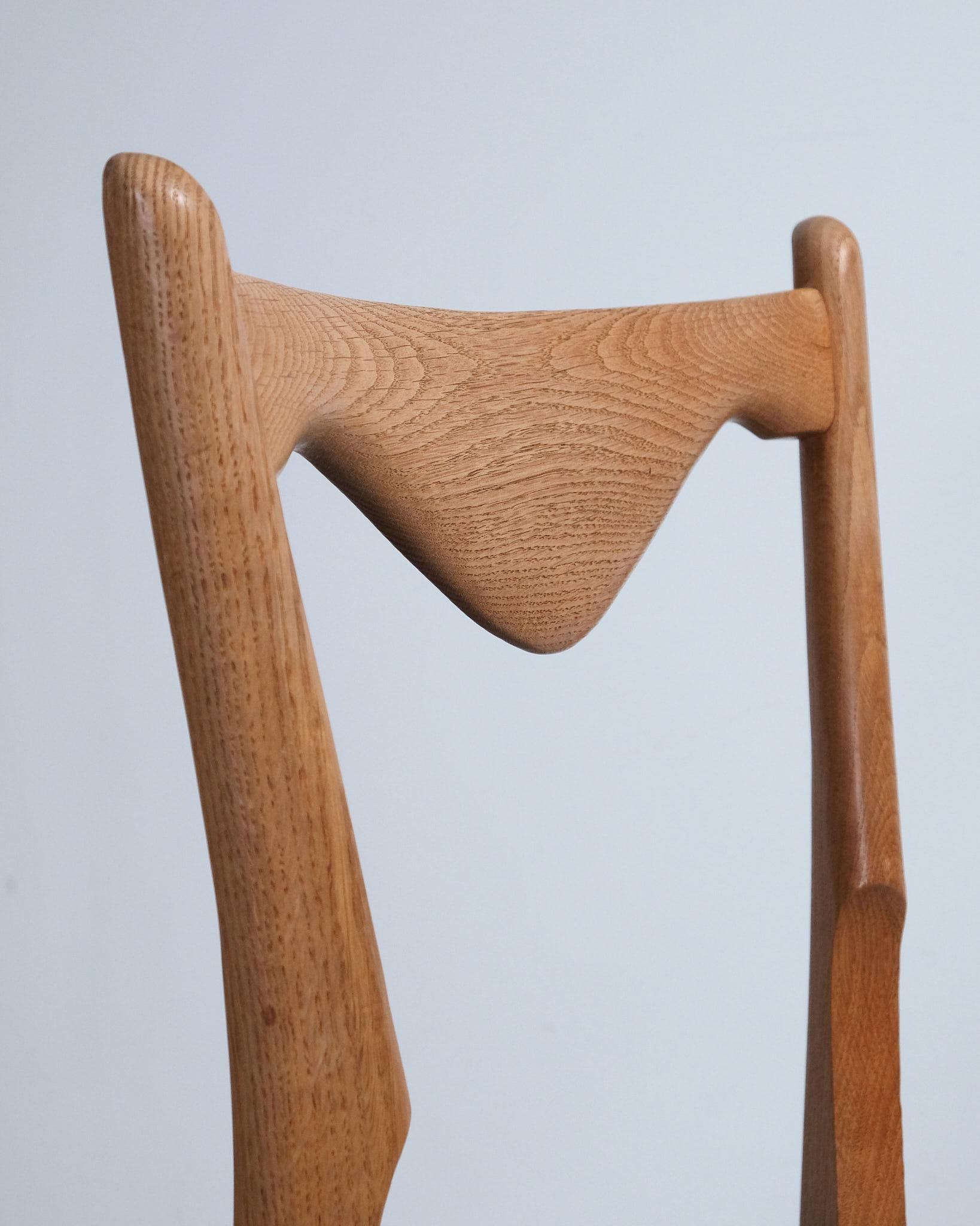 Milieu du XXe siècle C.1950 Guillerme et Chambron Paire de chaises de salle à manger tapissées en Tibor en vente