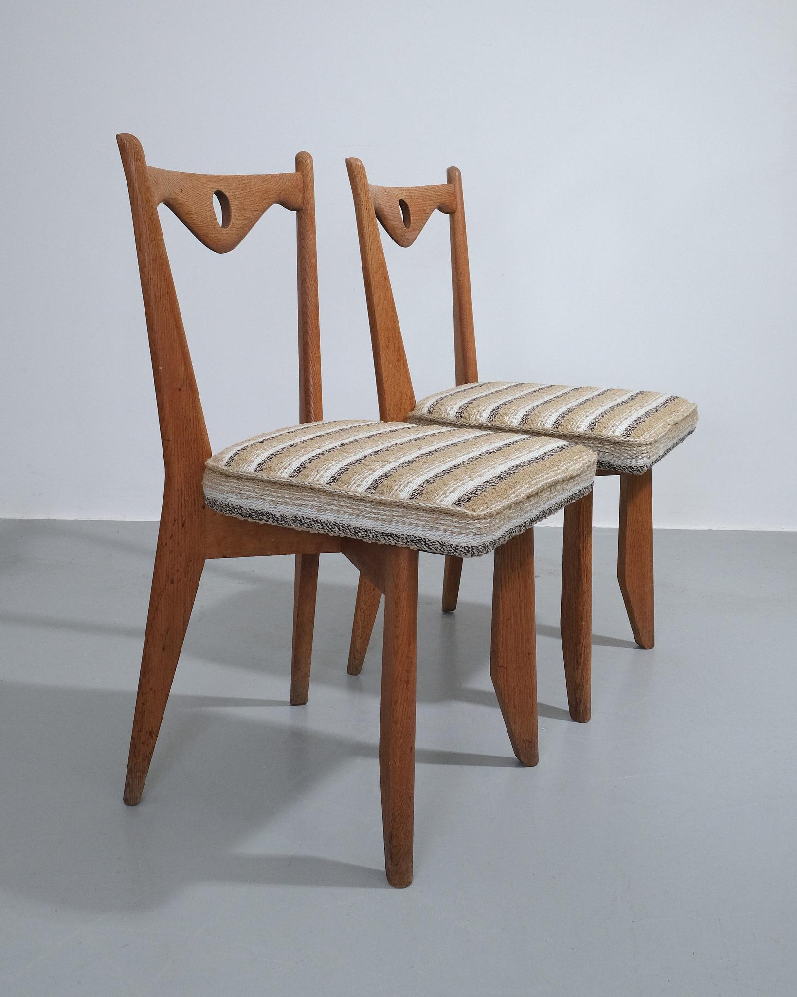 ca. 1950 Guillerme et Chambron Paar Esszimmerstühle mit Tibor-Bezug (Polster) im Angebot