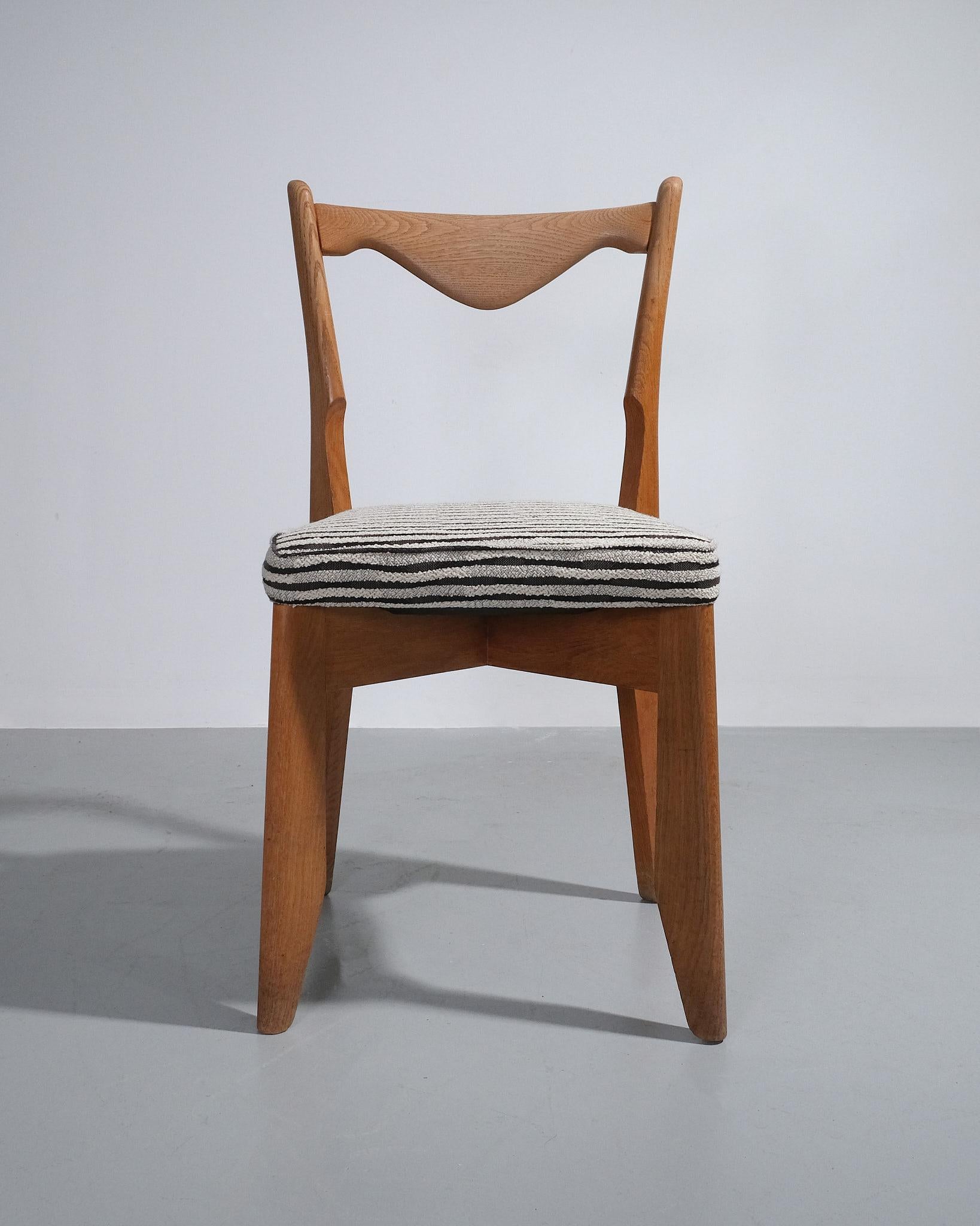Tissu d'ameublement C.1950 Guillerme et Chambron Paire de chaises de salle à manger tapissées en Tibor en vente