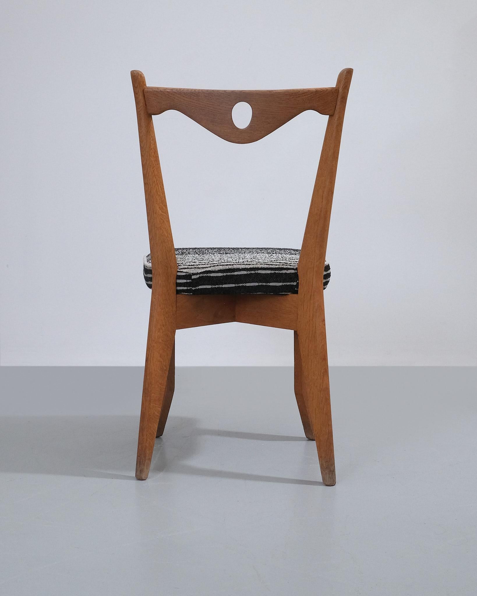 ca. 1950 Guillerme et Chambron Satz von vier mit Tibor gepolsterten Esszimmerstühlen (Moderne der Mitte des Jahrhunderts) im Angebot