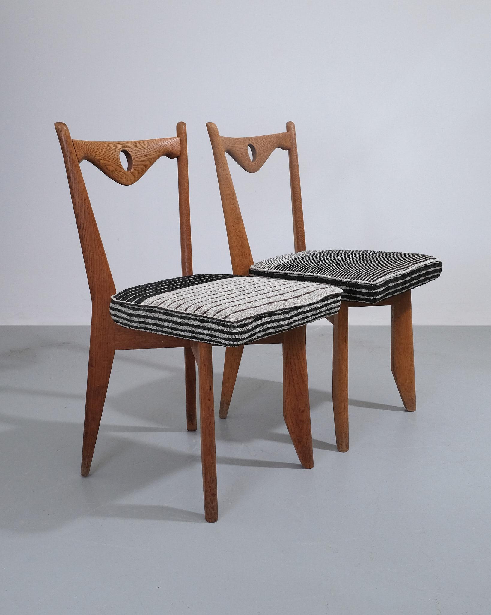 ca. 1950 Guillerme et Chambron Satz von vier mit Tibor gepolsterten Esszimmerstühlen (Polster) im Angebot
