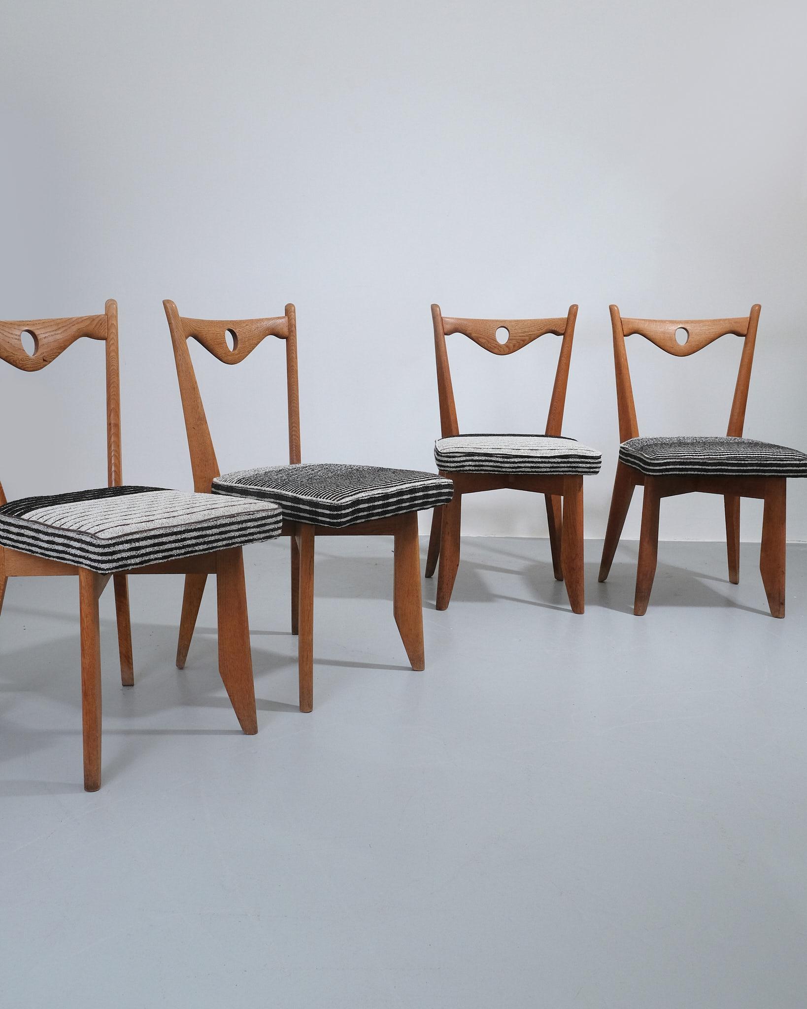 ca. 1950 Guillerme et Chambron Satz von vier mit Tibor gepolsterten Esszimmerstühlen im Angebot 1