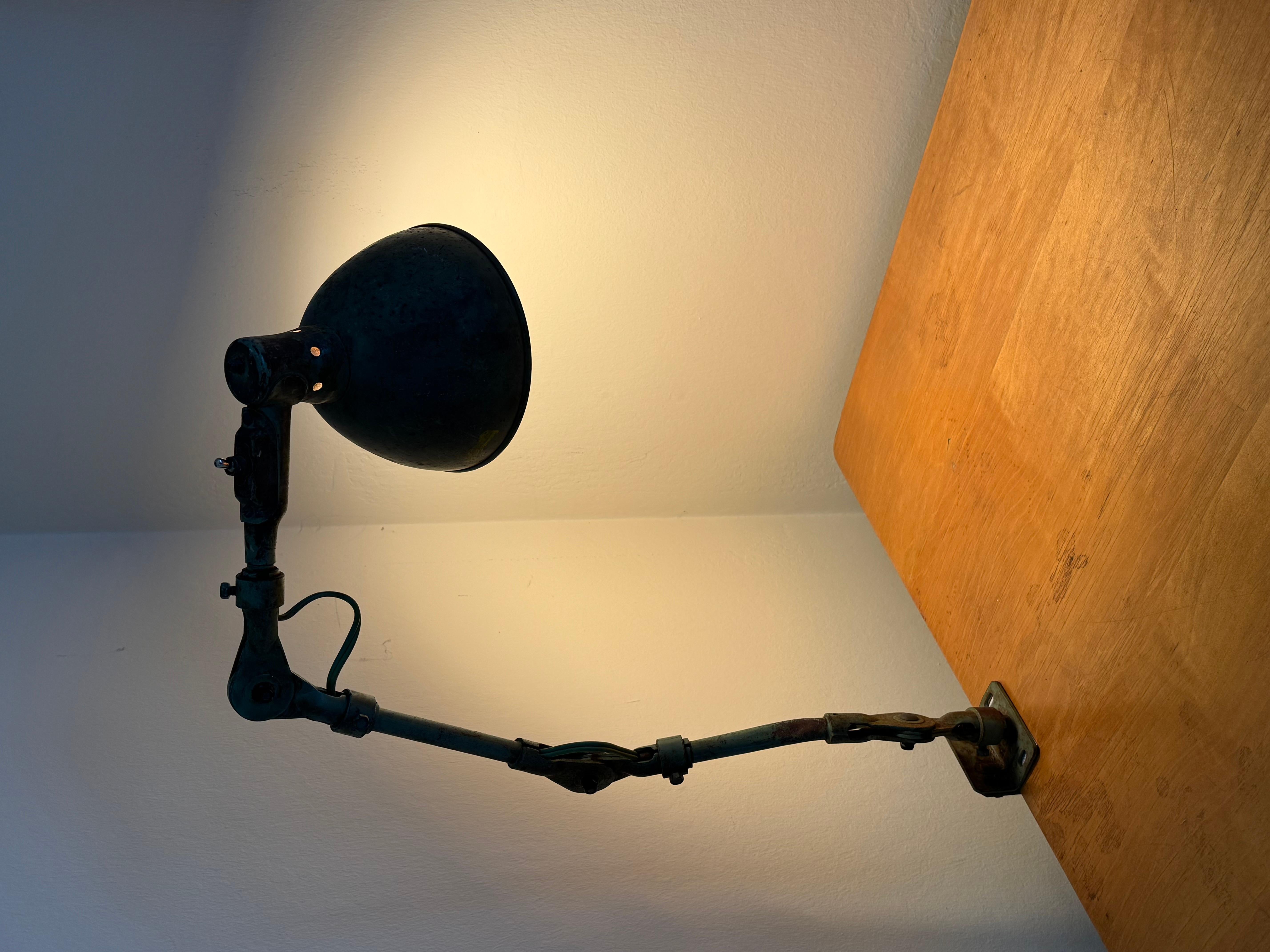 Industrielle Schreibtischlampe auf verstellbarer Quaste von Fostoria American Design, ca. 1950er Jahre im Angebot 3