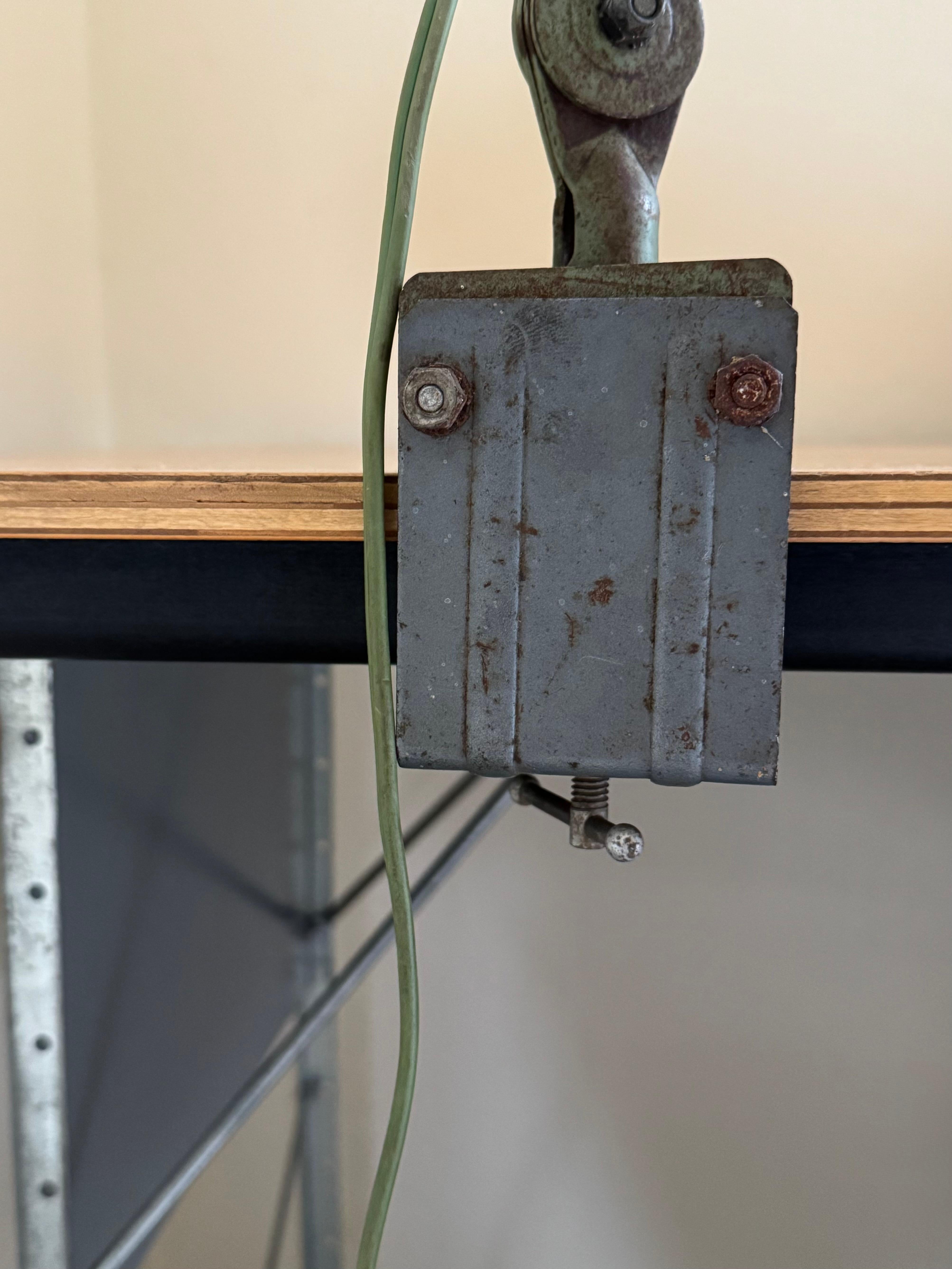 Industrielle Schreibtischlampe auf verstellbarer Quaste von Fostoria American Design, ca. 1950er Jahre im Angebot 4