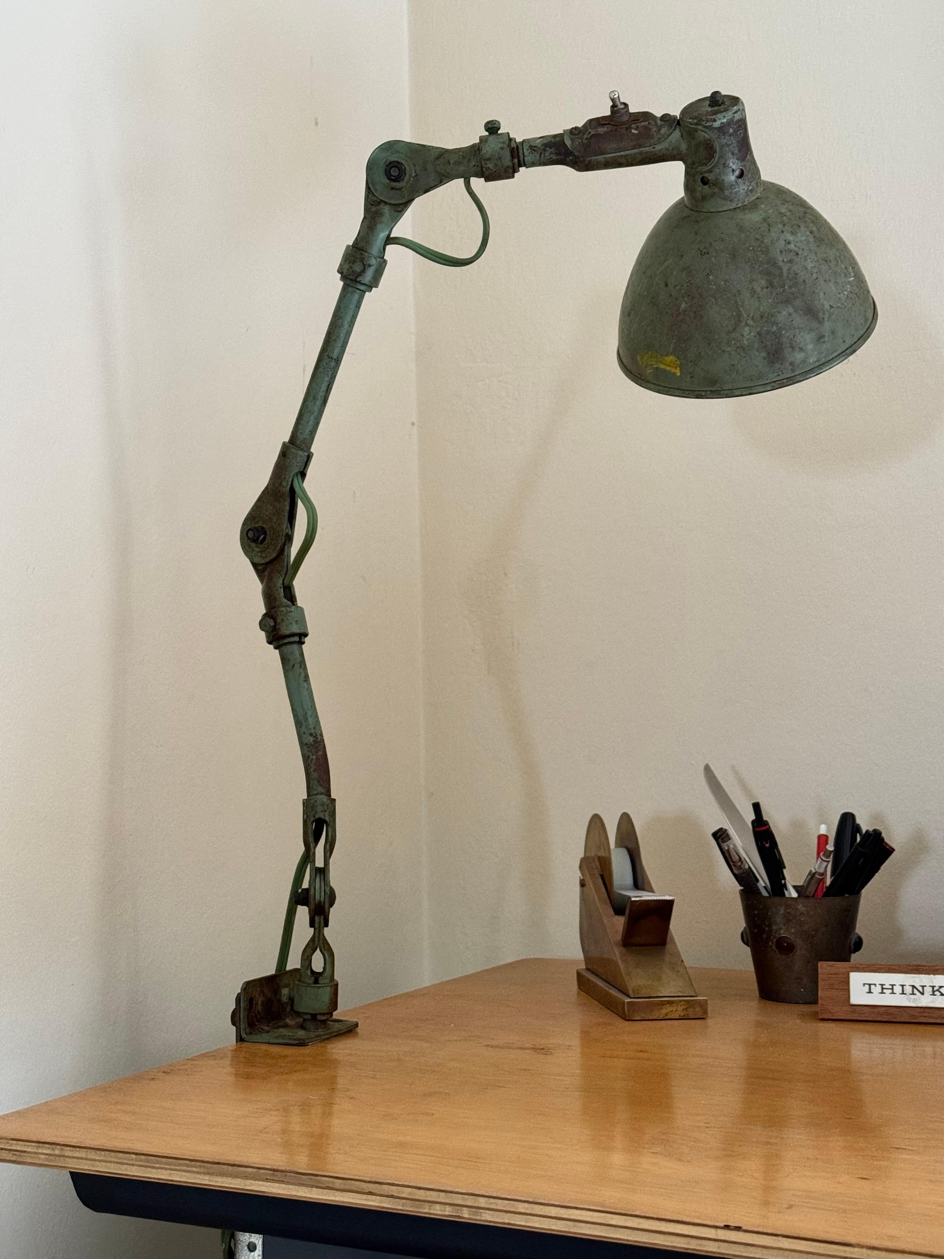 Alle ursprünglichen ClAMP auf Aufgabe / Schreibtischlampe von Fostoria, mit einer großen Patina von Jahren der Nutzung in der Werkstatt, hat die grüne Farbe verblasst und eine wunderbare Oxidation hat alle über die Lampen Finish entwickelt. Die