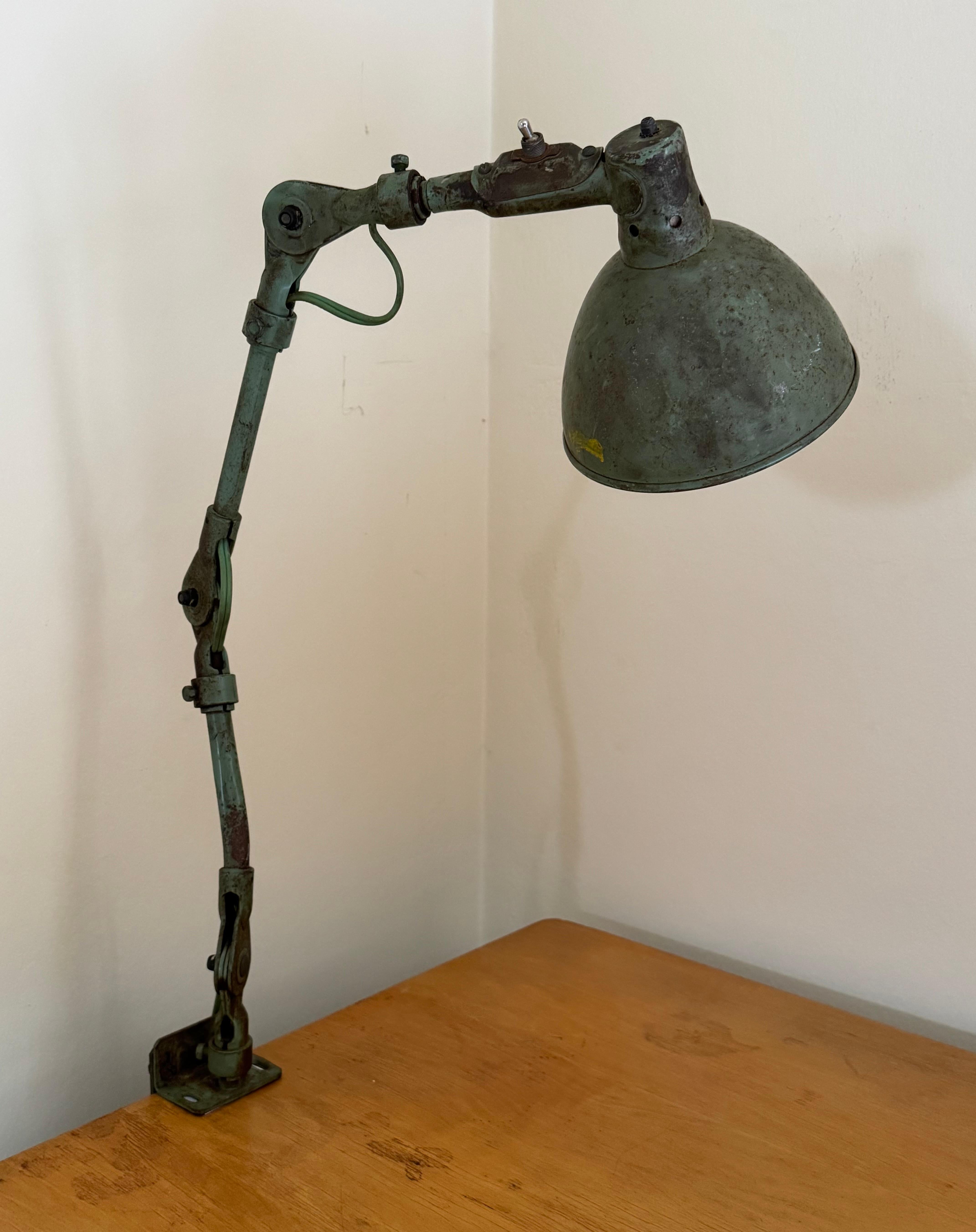 Industrielle Schreibtischlampe auf verstellbarer Quaste von Fostoria American Design, ca. 1950er Jahre (amerikanisch) im Angebot