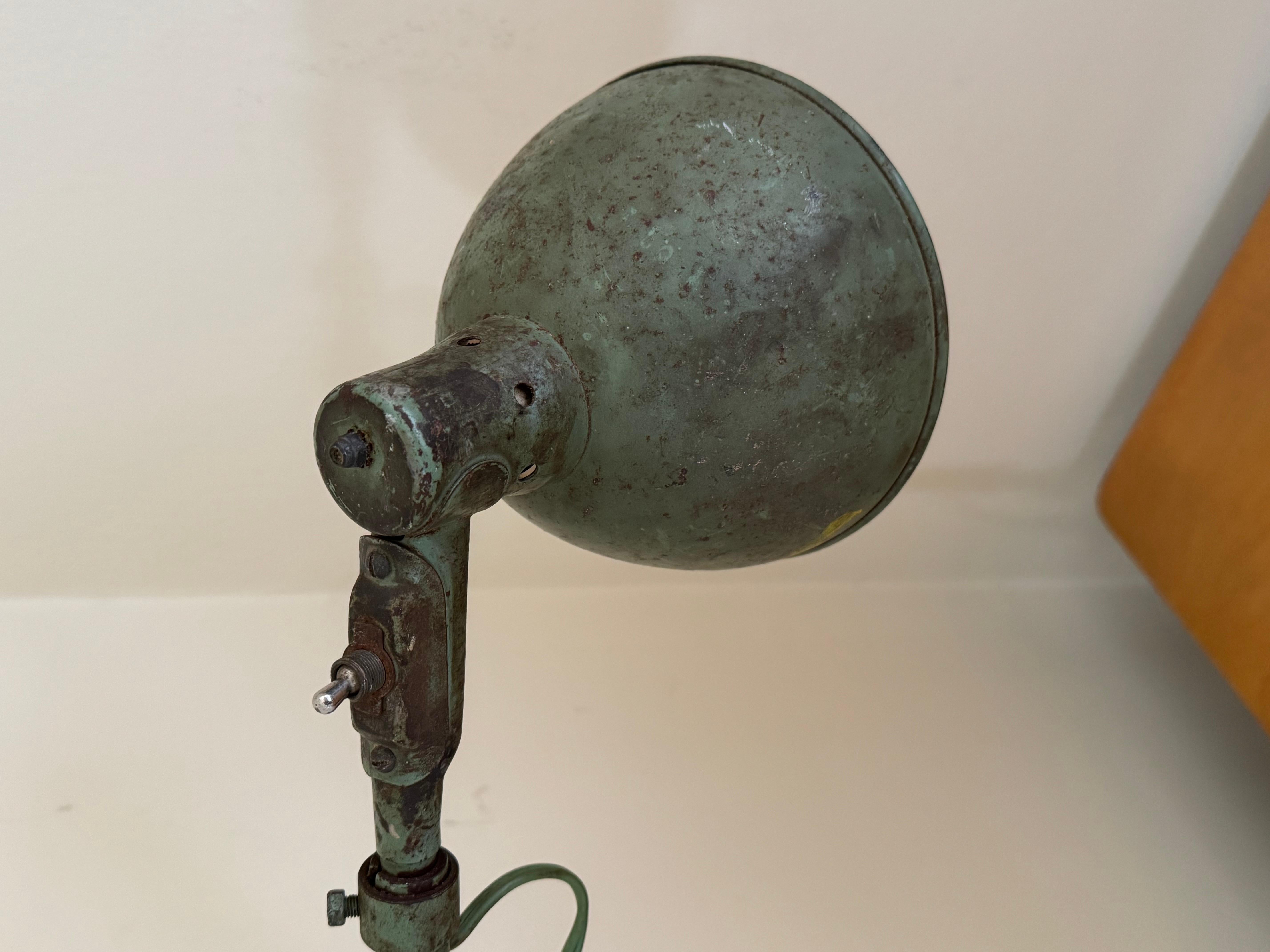 Industrielle Schreibtischlampe auf verstellbarer Quaste von Fostoria American Design, ca. 1950er Jahre (Maschinell gefertigt) im Angebot
