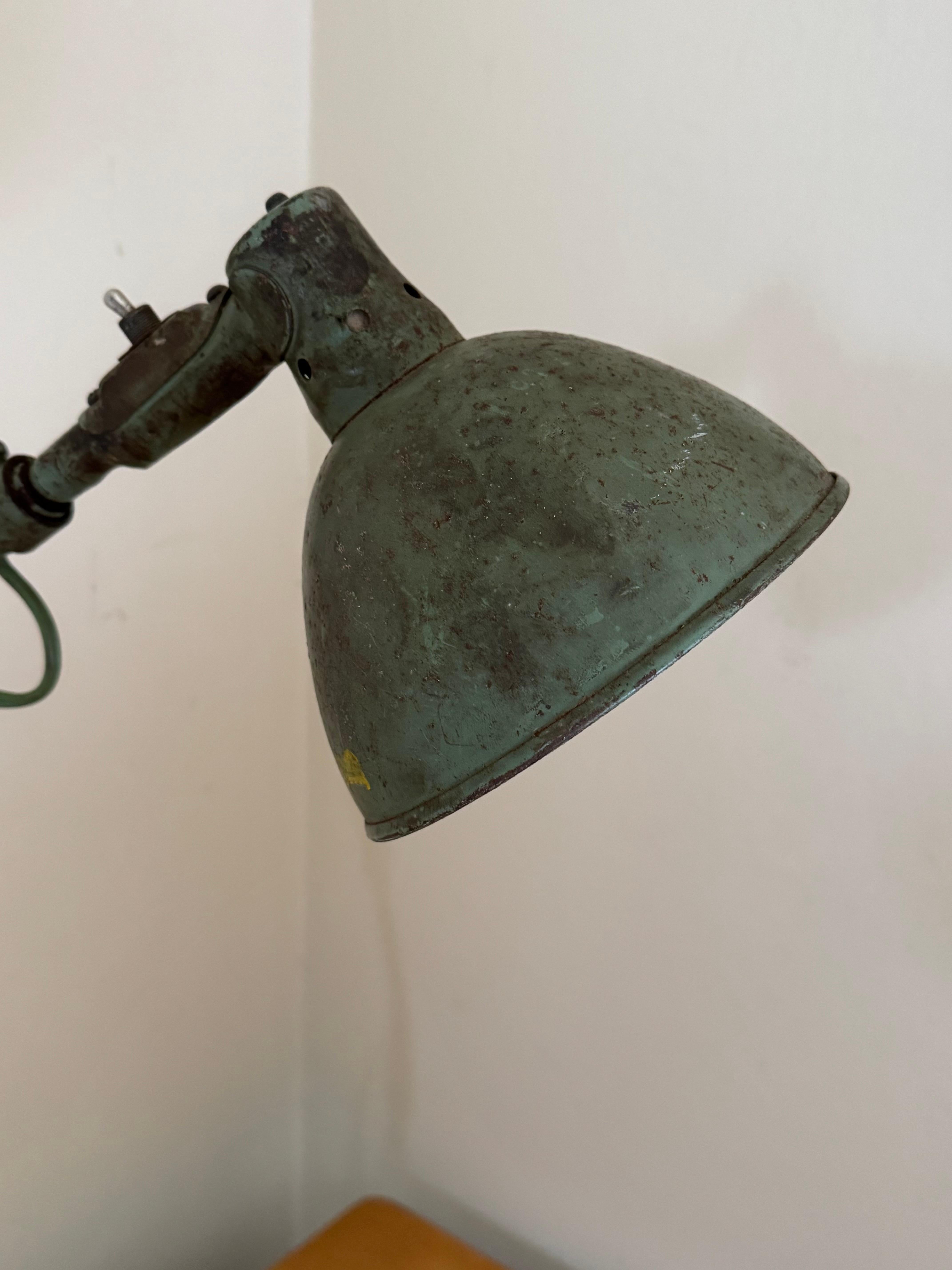 Industrielle Schreibtischlampe auf verstellbarer Quaste von Fostoria American Design, ca. 1950er Jahre im Zustand „Relativ gut“ im Angebot in Oakland, CA