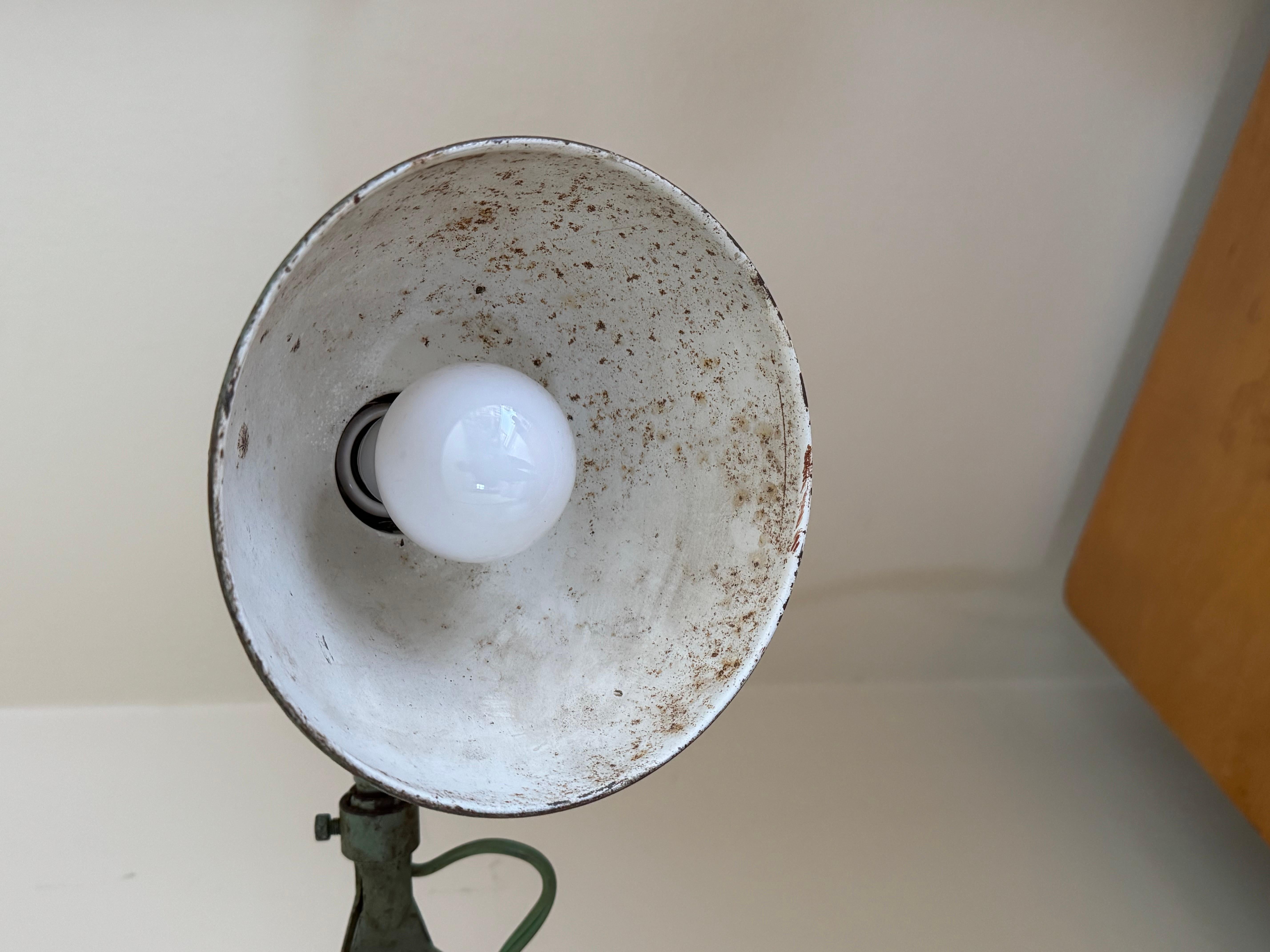 Industrielle Schreibtischlampe auf verstellbarer Quaste von Fostoria American Design, ca. 1950er Jahre (Mitte des 20. Jahrhunderts) im Angebot