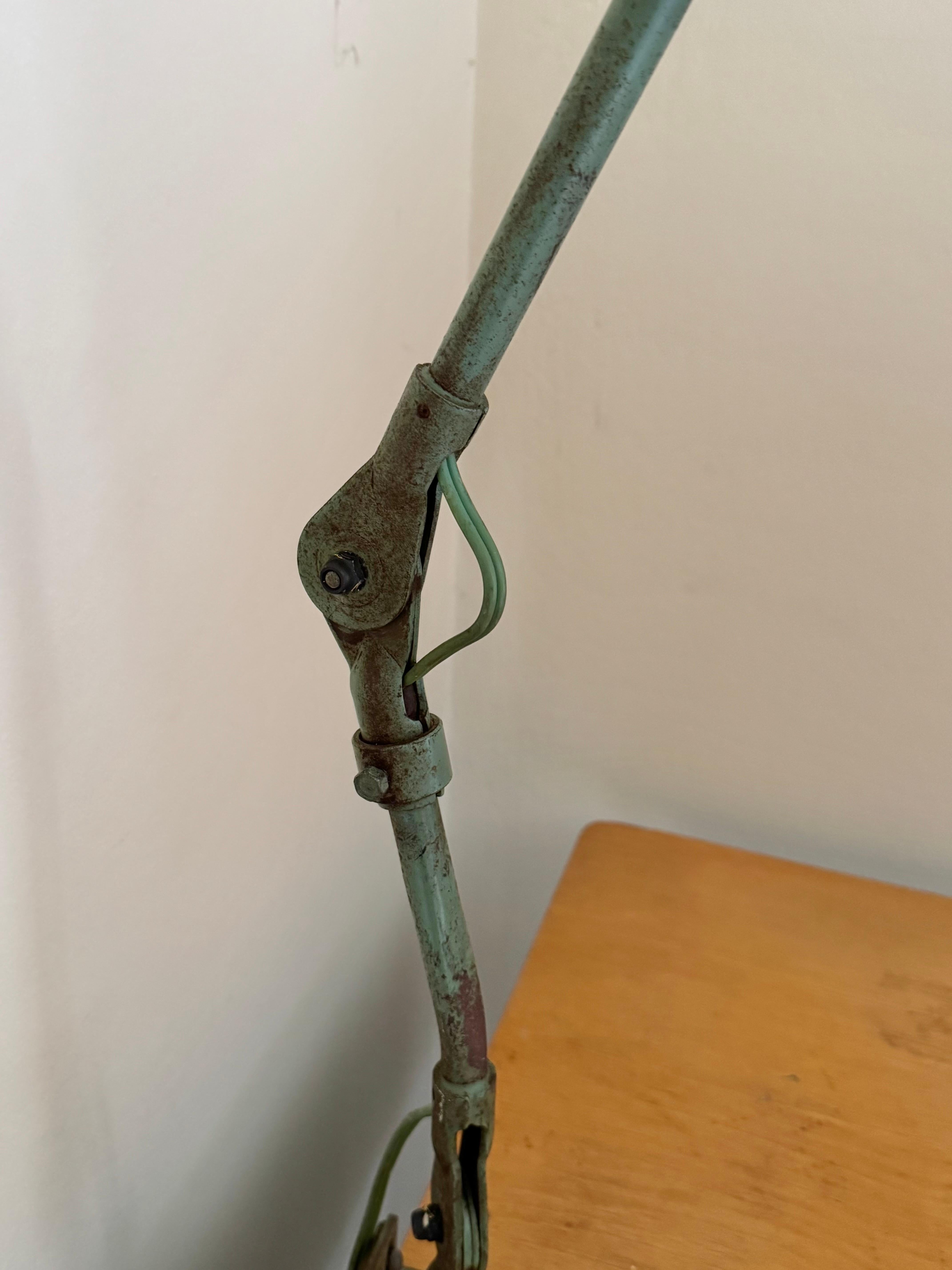Industrielle Schreibtischlampe auf verstellbarer Quaste von Fostoria American Design, ca. 1950er Jahre im Angebot 1