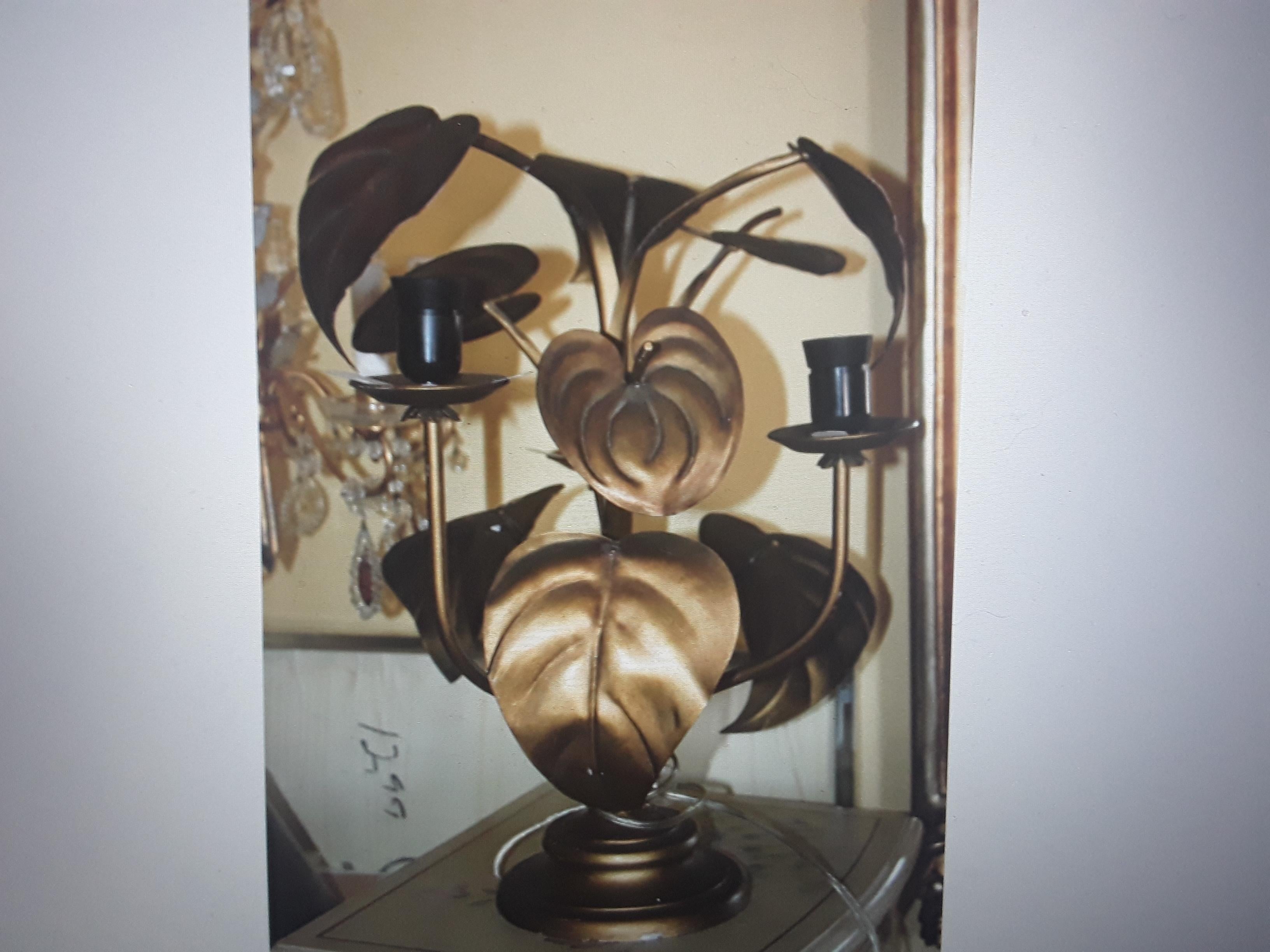 1950's Italian Mid Century Modern Vergoldetes Metall Anthurium Tischlampe Attrib. Tomasso Barbi. Dies ist eine schöne Wahl für eine Tischlampe.