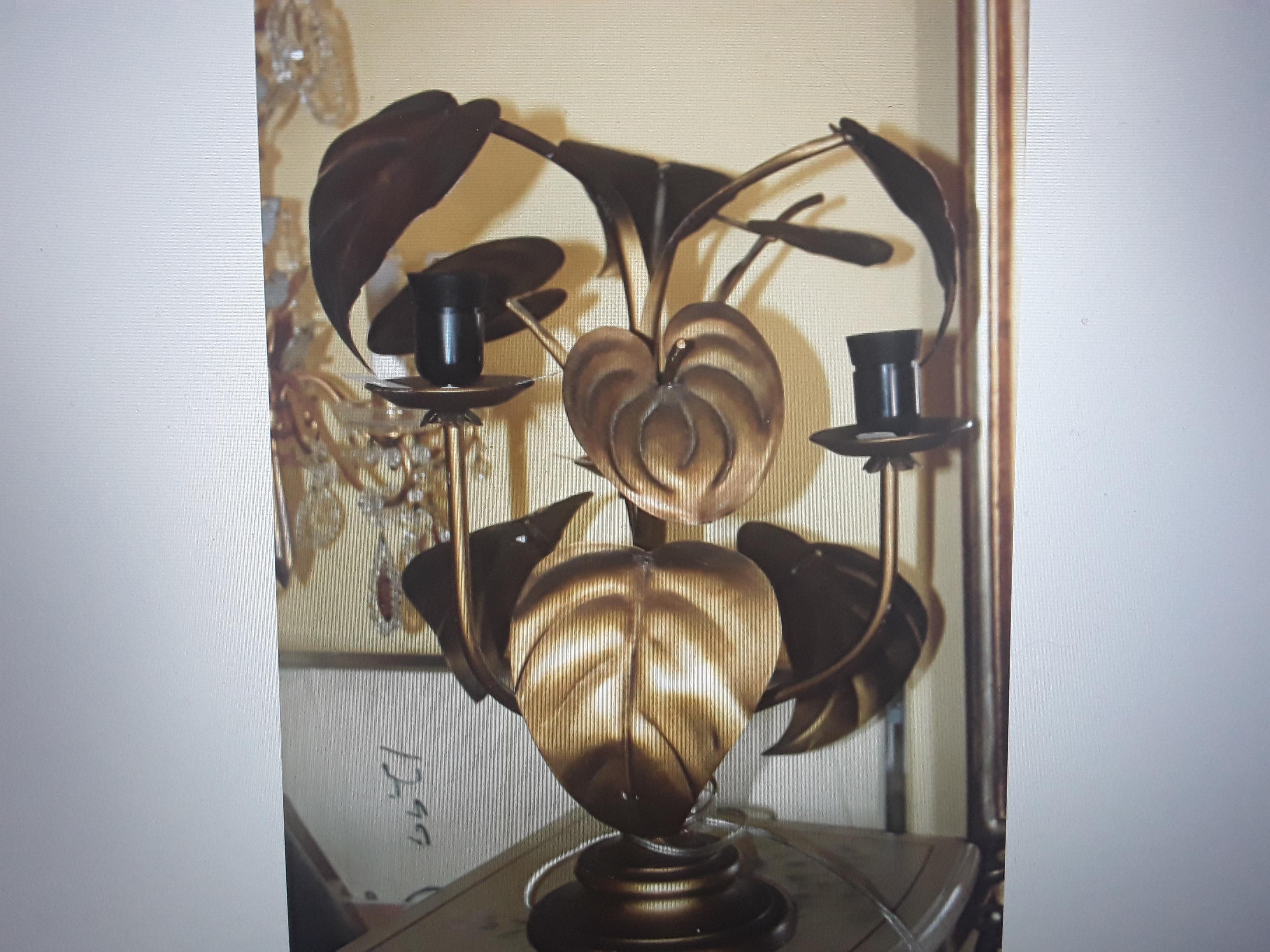 c1950's Italian Mid Century Modern Gilt Metal Anthurium Table Lamp In Good Condition For Sale In Opa Locka, FL
