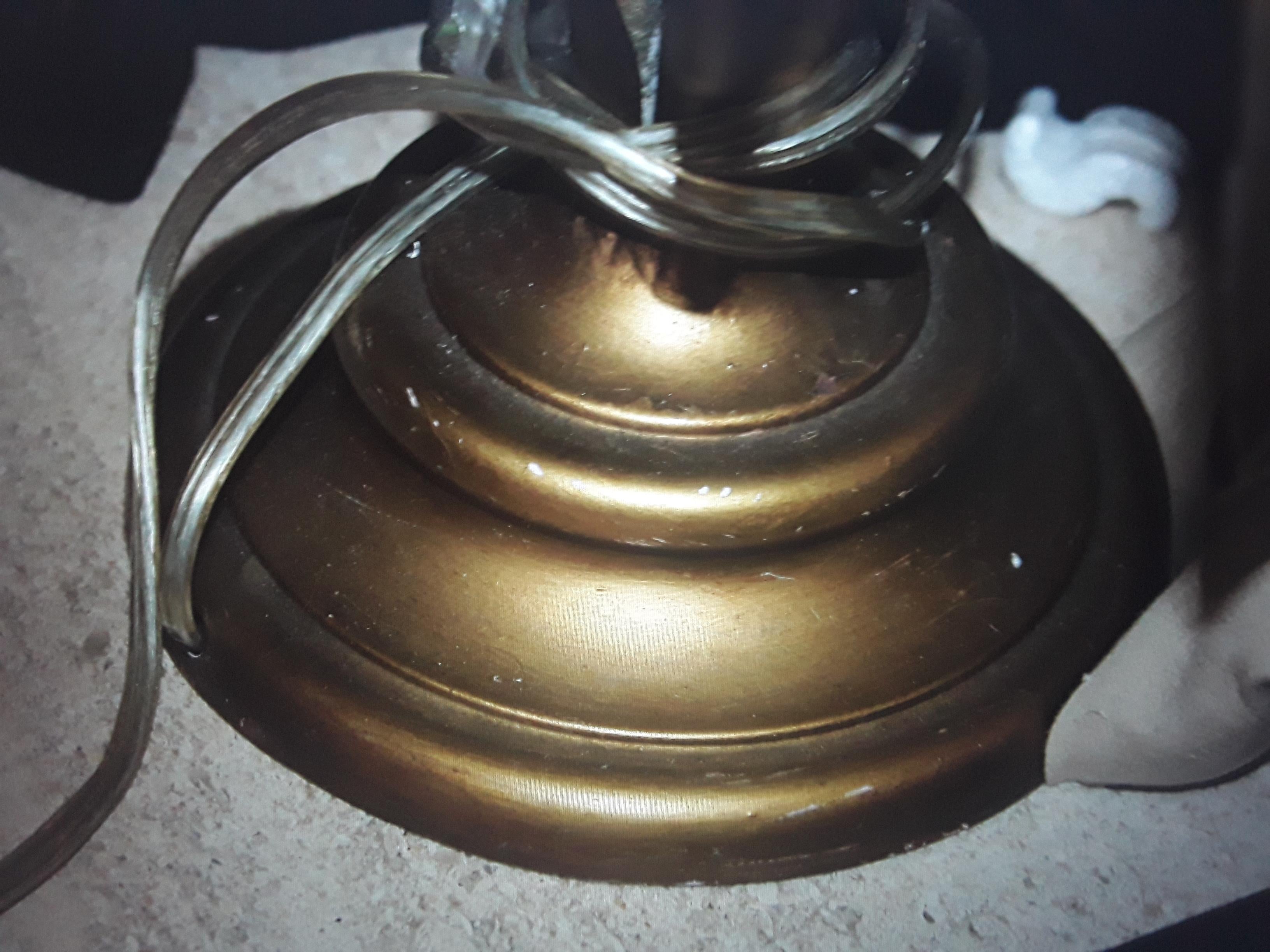 Italienische Mid-Century-Modern-Tischlampe aus vergoldetem Metall mit Anthurium, ca. 1950er Jahre im Angebot 3