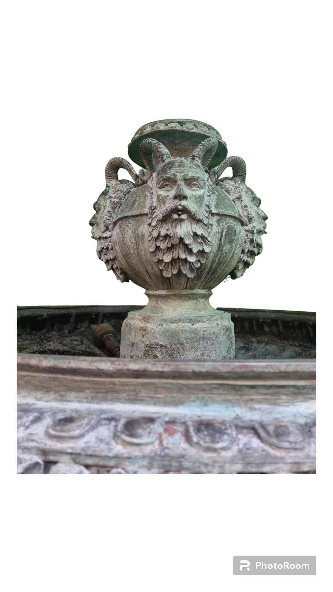 Une magnifique fontaine en bronze de style néoclassique qui s'élève à une hauteur impressionnante de 7 pieds.
Cette fontaine fait jaillir de l'eau par le haut
Depuis le bas, il est surélevé par une colonne et quatre demoiselles classiques.
Jolie