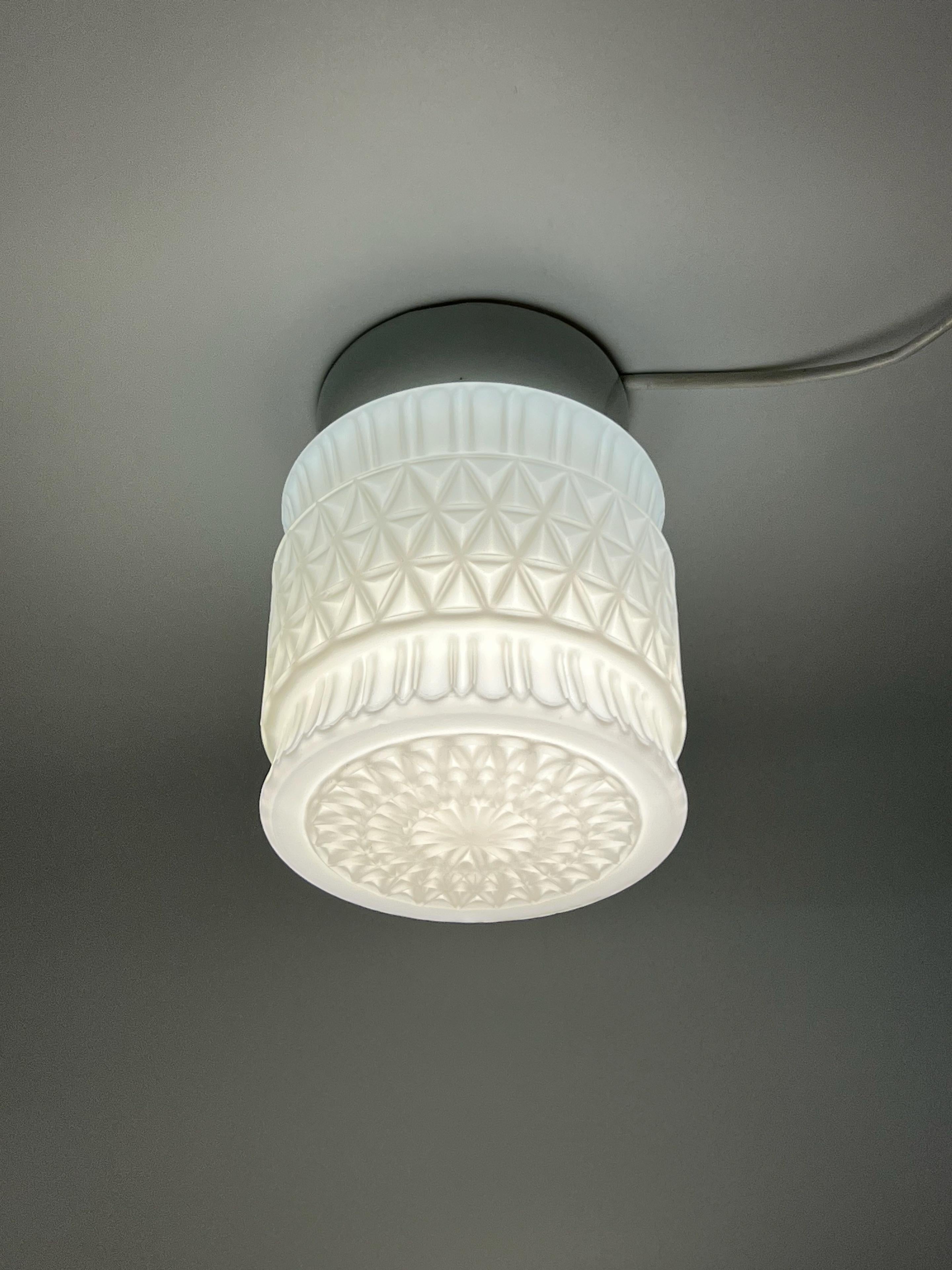 Skandinavische modernistische Deckenleuchte, Opalglas und Porzellan, 1950er Jahre

Beschreibung:
Eine großartige und minimalistische skandinavische (norwegisch / dänisch / schwedisch) moderne Deckenlampe aus den 1950er Jahren. Diese Unterputzleuchte