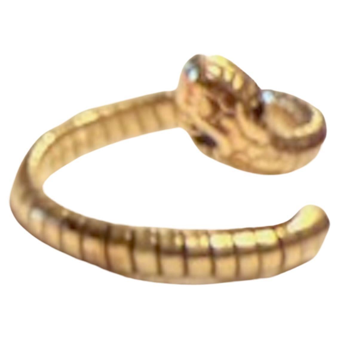 Gli anelli a forma di serpente sono molto amati perché fin dai tempi degli Egizi sono simbolo di vita eterna e amore eterno.  Ti piacerà soprattutto questo anello d'oro del 1960 con serpente flessibile e occhi di granato verde.  perché si tratta di