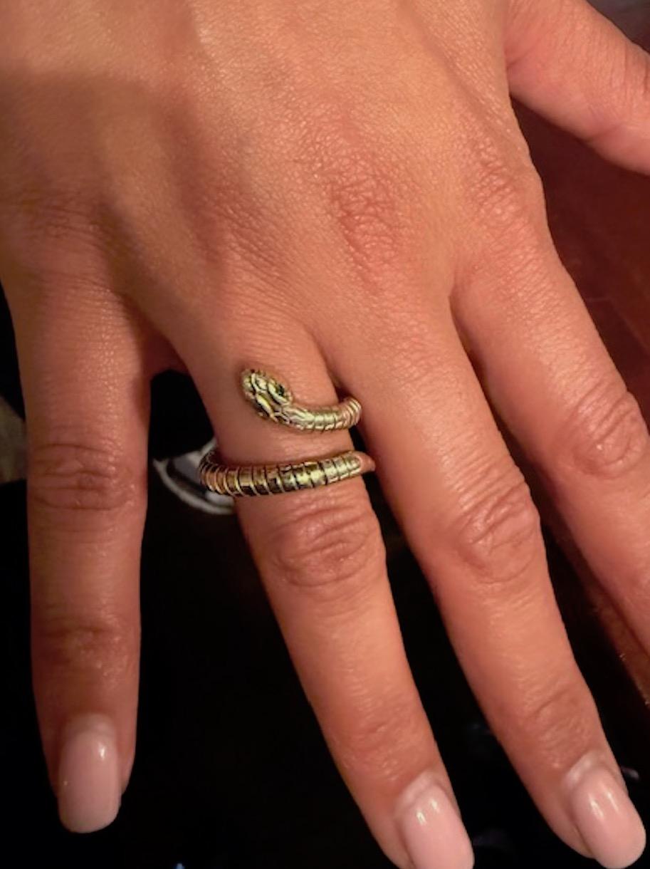 c1960 Anello flessibile con serpente arrotolato e occhi di Greene & Greene, misura da 7 a 10 in vendita 4