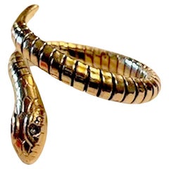 c1960 Anneau flexible en forme de serpent enroulé avec des yeux en grenat vert convient aux tailles 7 à 10