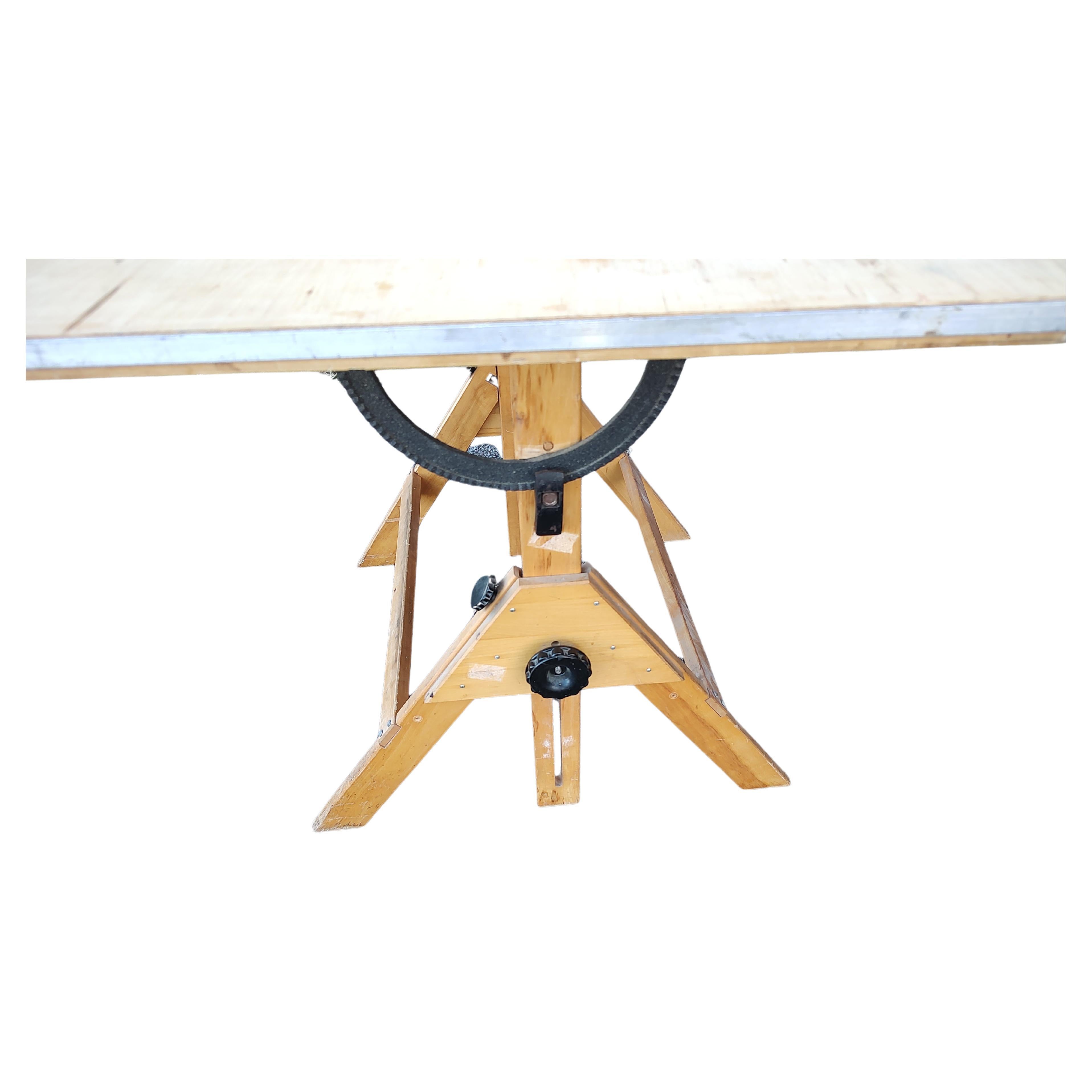 C1960, Ahorn Verstellbare Zeichnung Kunst Industrie Tisch (Industriell) im Angebot