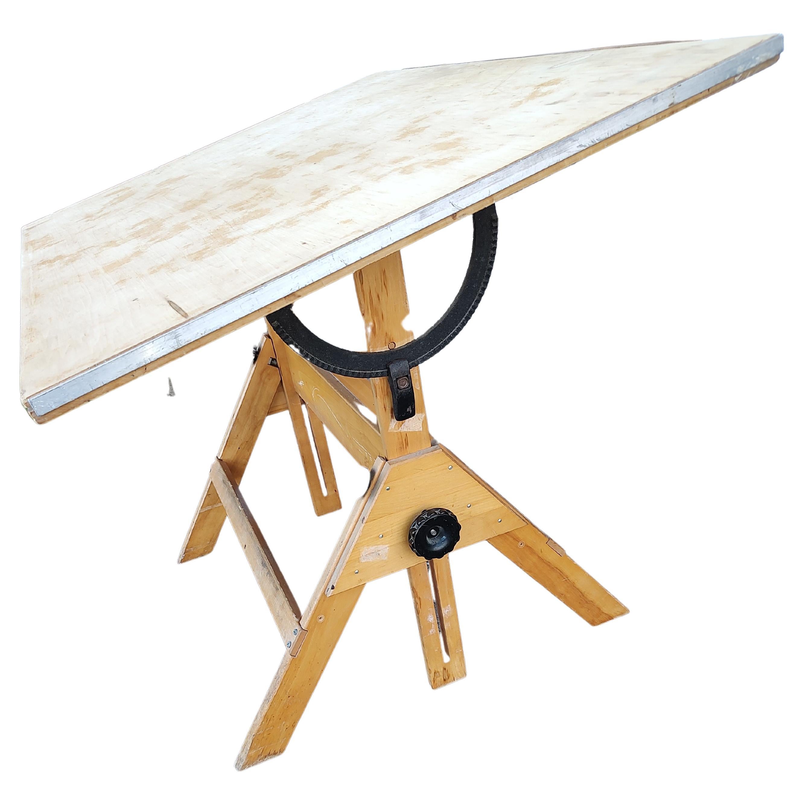 C1960, Ahorn Verstellbare Zeichnung Kunst Industrie Tisch (amerikanisch) im Angebot