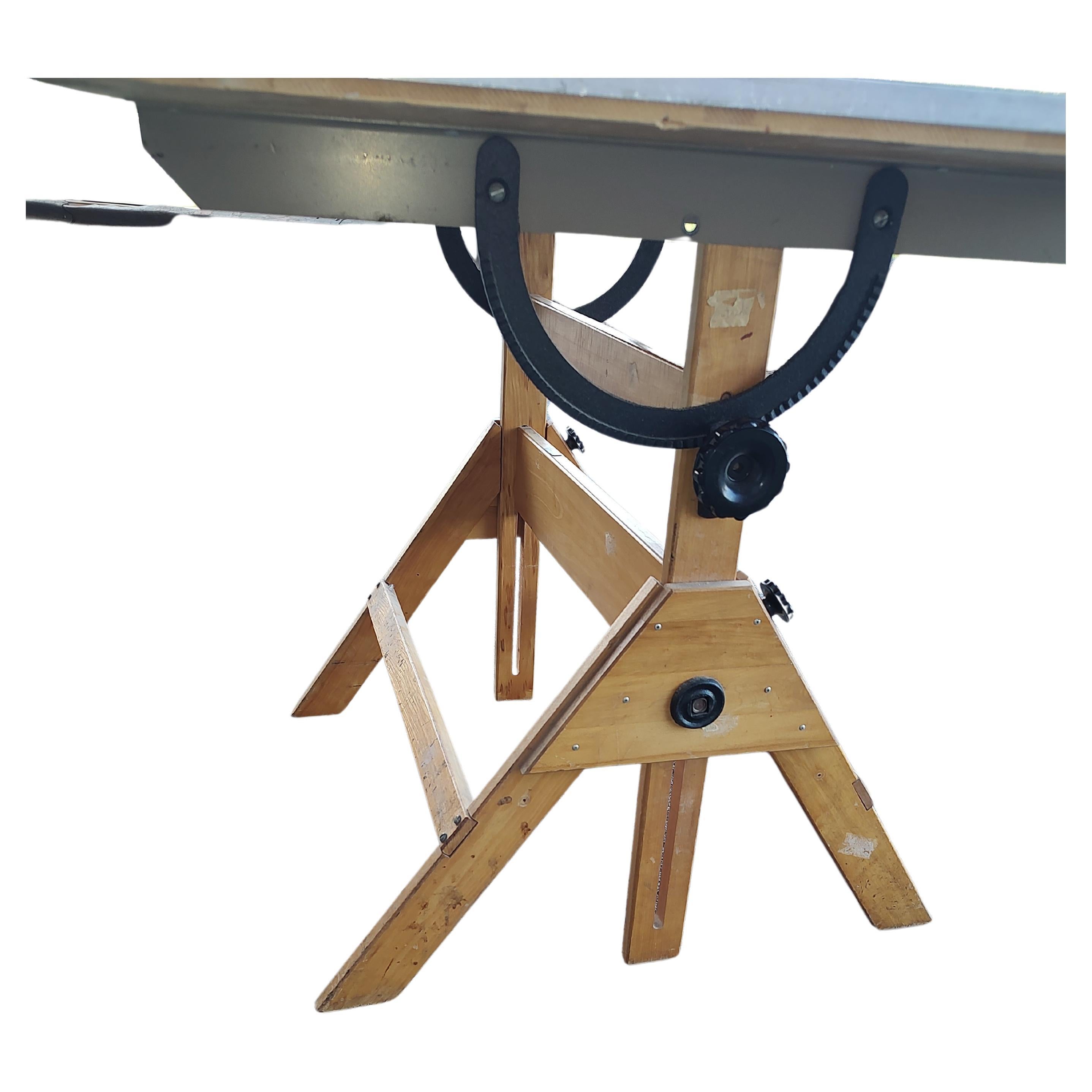 C1960, Ahorn Verstellbare Zeichnung Kunst Industrie Tisch (Mitte des 20. Jahrhunderts) im Angebot