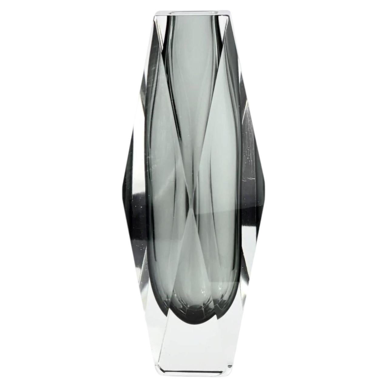 Murano Glass Sommerso Vase, facettiertes Glas, um 1960, rauchgrauer Kern, Italien, 8 in