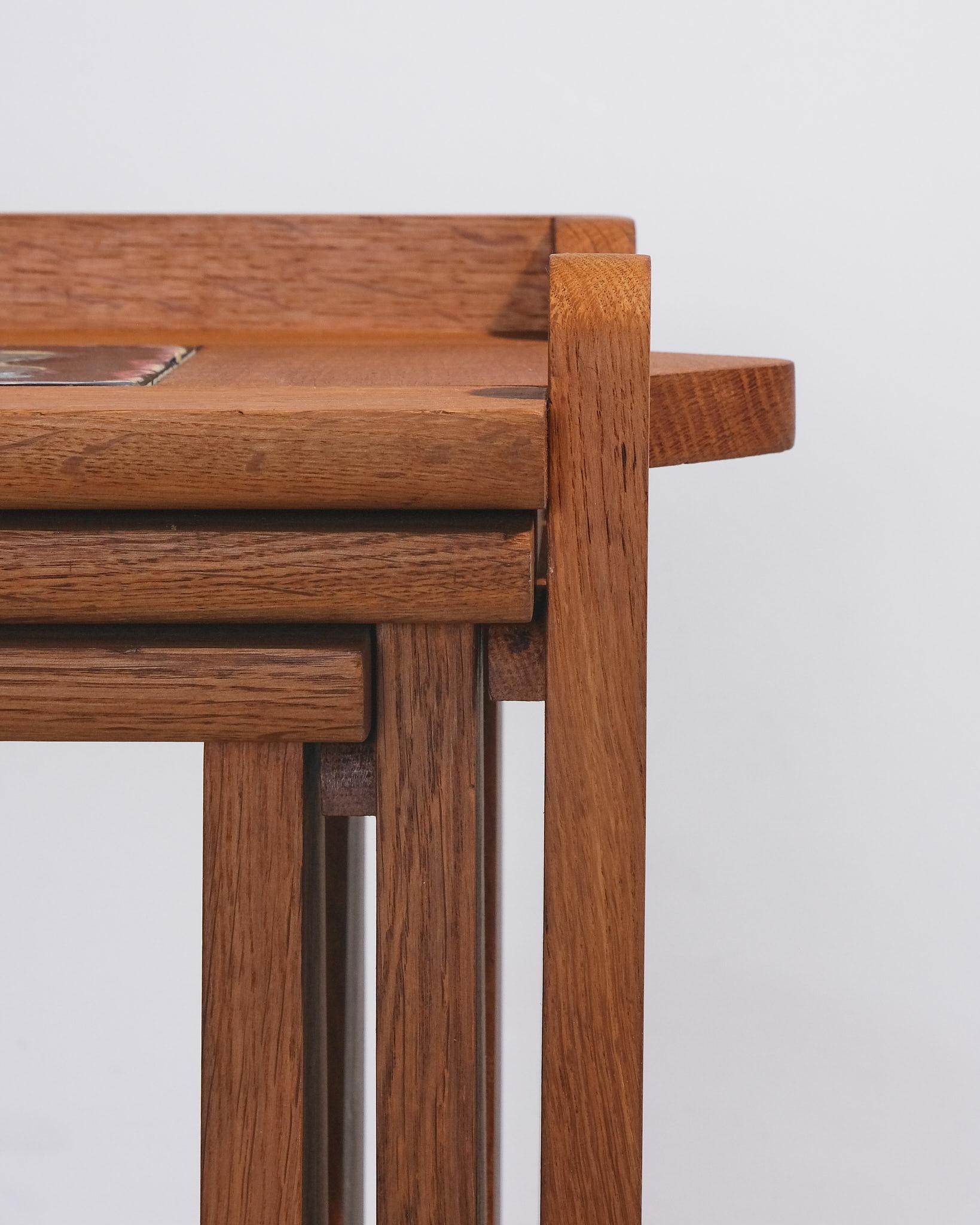 e lot de trois tables gigognes de Guillerme et Chambron pour l'Edition Votre Maison, réalisé dans les années 1960, est fabriqué en chêne avec des plateaux carrelés. Chaque table présente une surface rectangulaire recouverte de carreaux de céramique