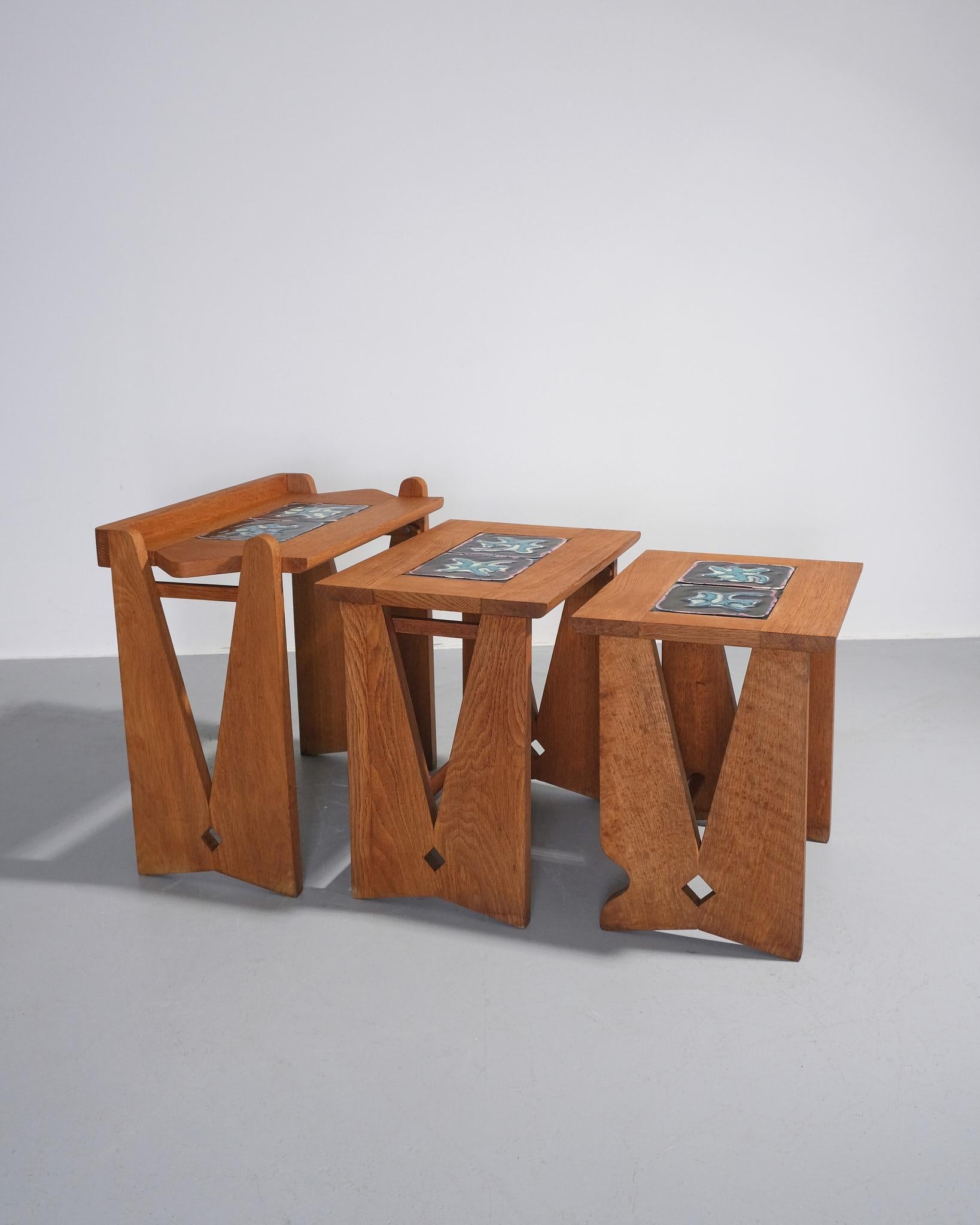 Français C.1960 Guillerme et Chambron Ensemble de trois tables gigognes avec carreaux de céramique en vente